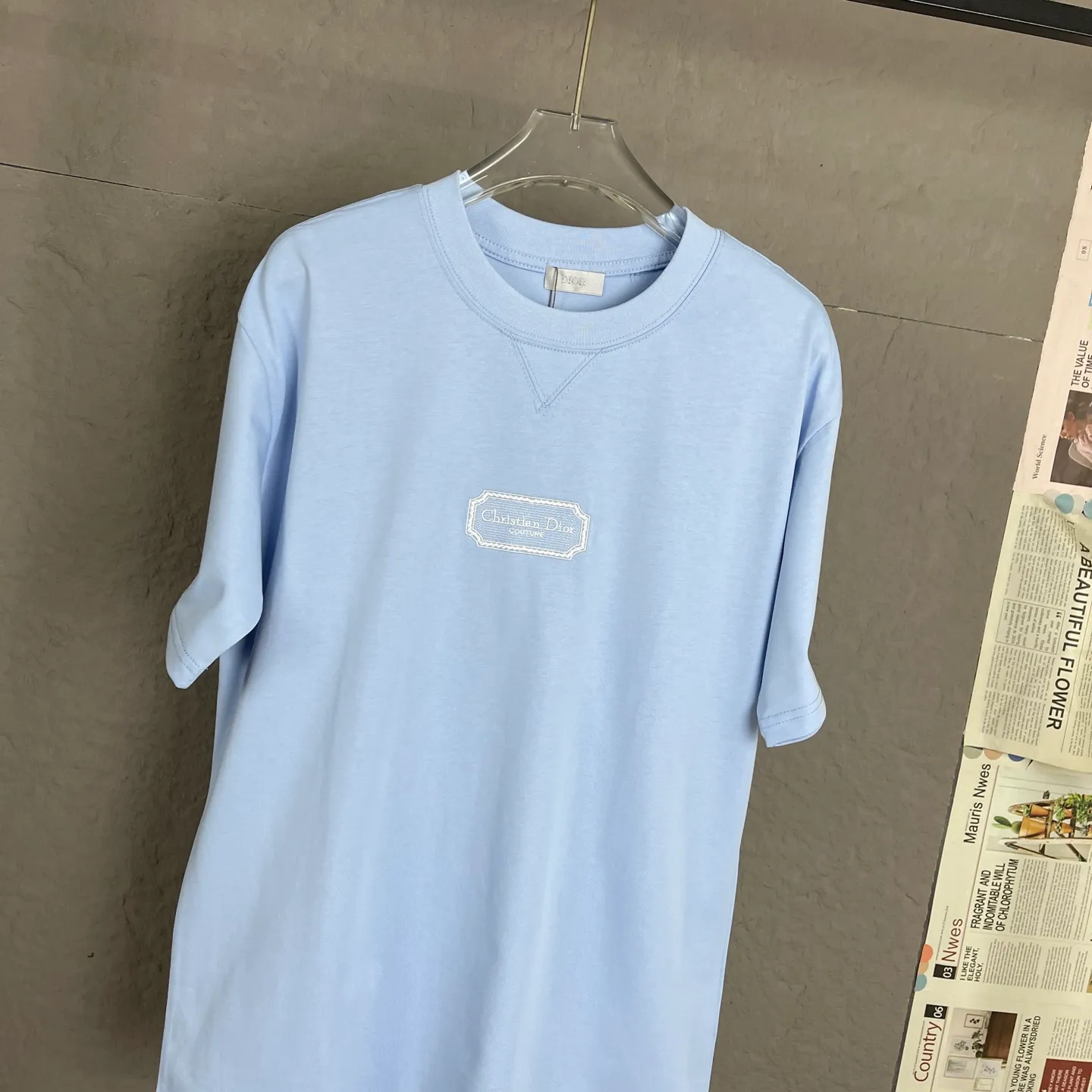 🅿️180 /A13 DIOR couture blade embroidered short-sleeved T-shirt. Exclusively customized with 300 grams of original board. Double yarn pure cotton fabric texture is very soft and comfortable. 100% different from the market's top fabrics (no shrinkage, no deformation, no pilling). Matched with 320 grams of 1x1 thread (fabric thread is dyed in the same vat, no color difference, not easy to deform). Original 1:1 version. Original 1:1 customized accessories. Collar label Care label, tag, packaging (perfect details) Size: S-XL Color: apricot, white, blue, gray, dark gray