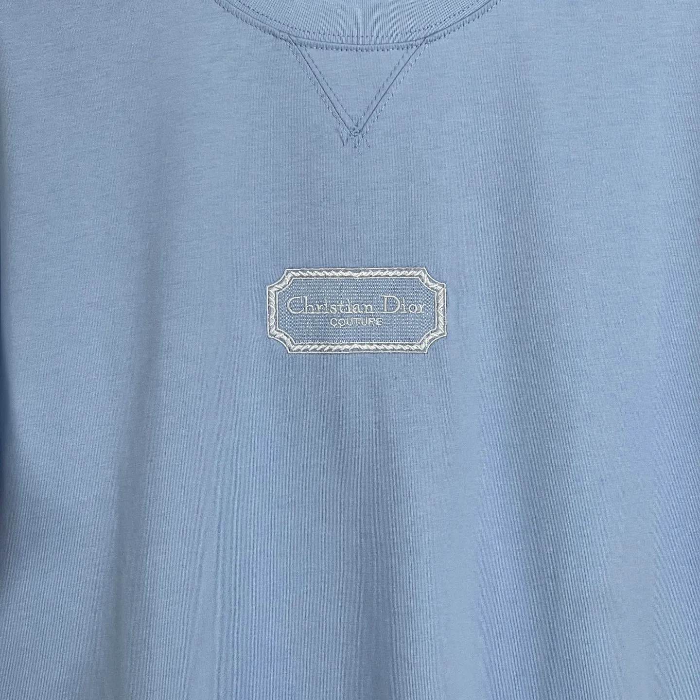 🅿️180 /A13 DIOR couture blade embroidered short-sleeved T-shirt. Exclusively customized with 300 grams of original board. Double yarn pure cotton fabric texture is very soft and comfortable. 100% different from the market's top fabrics (no shrinkage, no deformation, no pilling). Matched with 320 grams of 1x1 thread (fabric thread is dyed in the same vat, no color difference, not easy to deform). Original 1:1 version. Original 1:1 customized accessories. Collar label Care label, tag, packaging (perfect details) Size: S-XL Color: apricot, white, blue, gray, dark gray