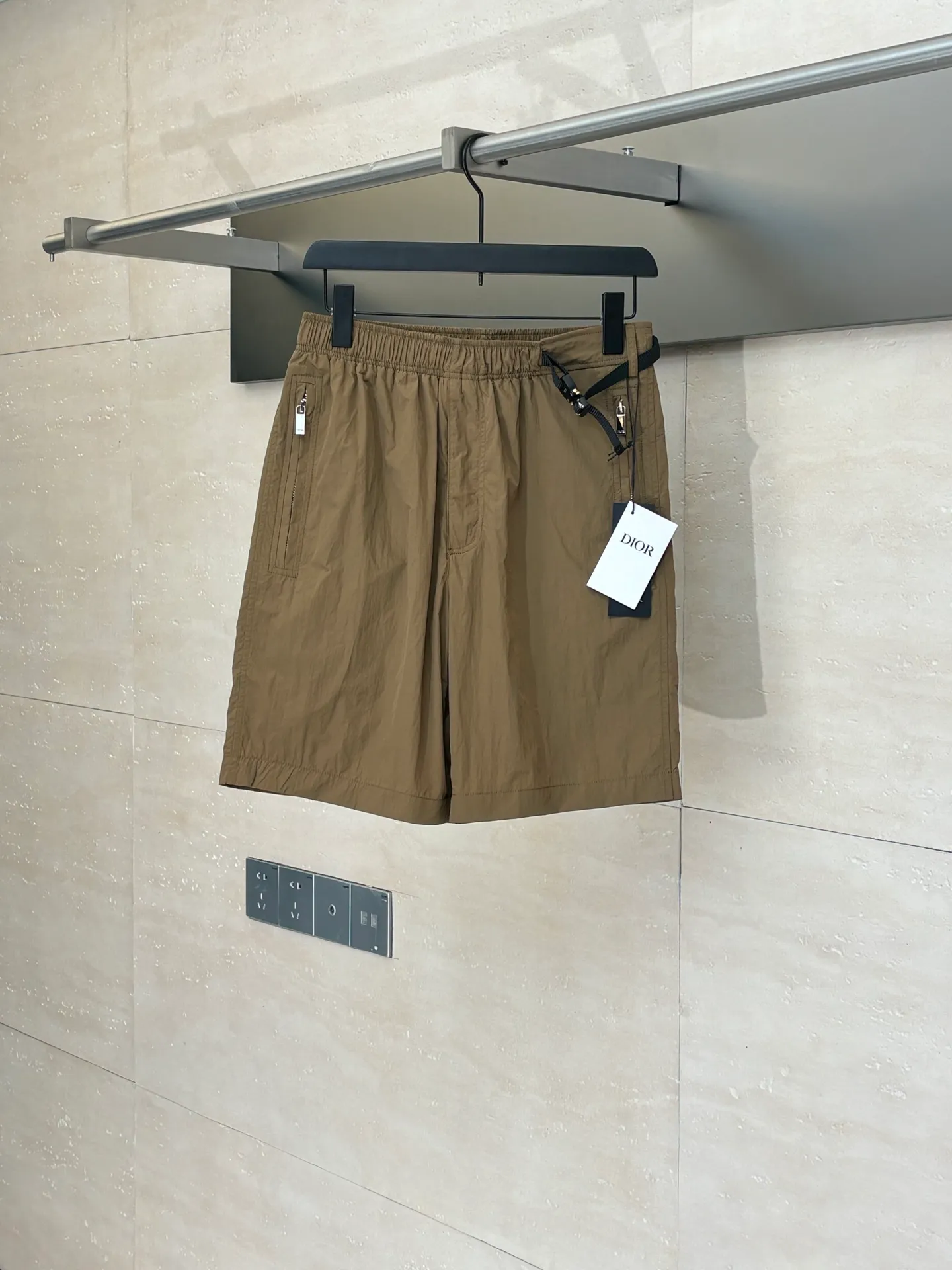 🅿️390 Dio*/Dior 25Ss new belt buckle pocket zipper shorts. Customized technical fabric, the upper body is dry and comfortable, and feels smooth. Matched with Dior knotted belt buckle to enhance the style. It has an elastic waistband and side zipper pockets, making the casual fit more refined. A new interpretation of the classic item, highlighting the fashion style. Can be paired with a T-shirt to create a fashionable and casual matching look. Size: S/M/L/XL