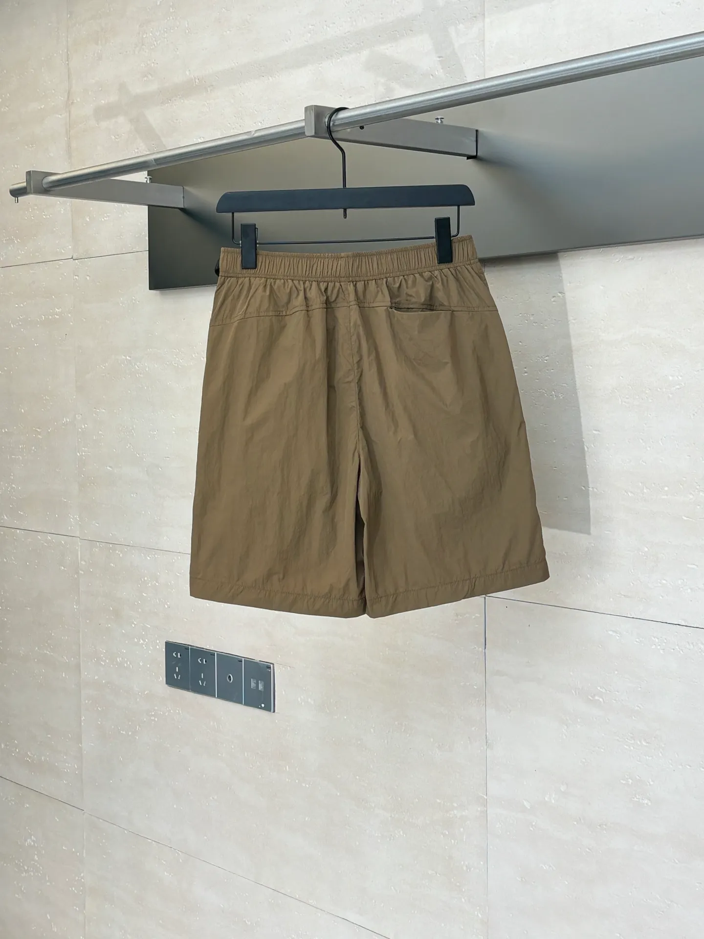 🅿️390 Dio*/Dior 25Ss new belt buckle pocket zipper shorts. Customized technical fabric, the upper body is dry and comfortable, and feels smooth. Matched with Dior knotted belt buckle to enhance the style. It has an elastic waistband and side zipper pockets, making the casual fit more refined. A new interpretation of the classic item, highlighting the fashion style. Can be paired with a T-shirt to create a fashionable and casual matching look. Size: S/M/L/XL