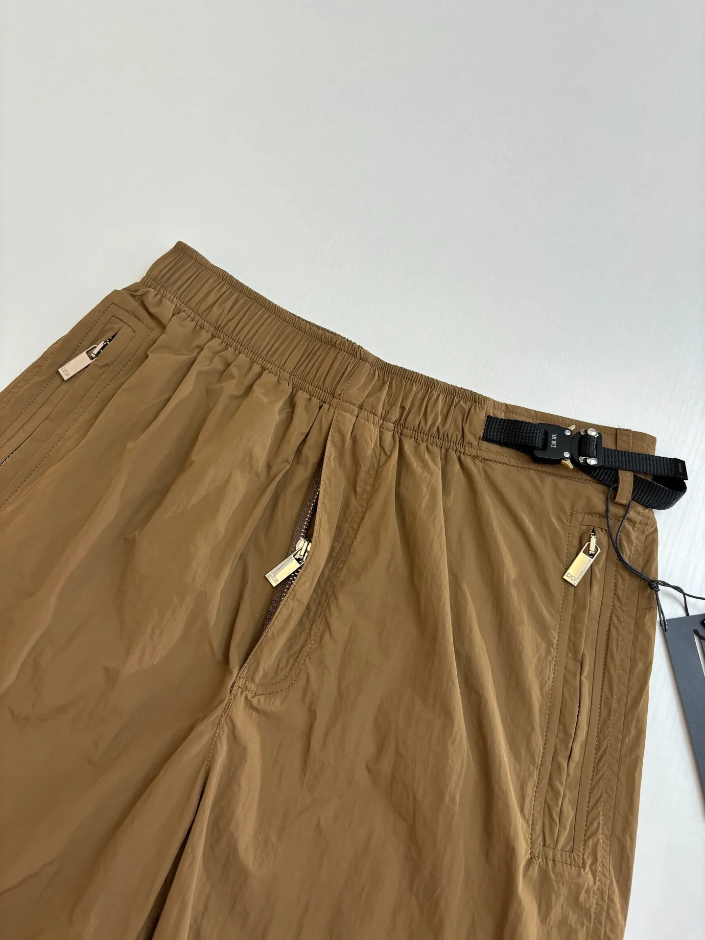 🅿️390 Dio*/Dior 25Ss new belt buckle pocket zipper shorts. Customized technical fabric, the upper body is dry and comfortable, and feels smooth. Matched with Dior knotted belt buckle to enhance the style. It has an elastic waistband and side zipper pockets, making the casual fit more refined. A new interpretation of the classic item, highlighting the fashion style. Can be paired with a T-shirt to create a fashionable and casual matching look. Size: S/M/L/XL