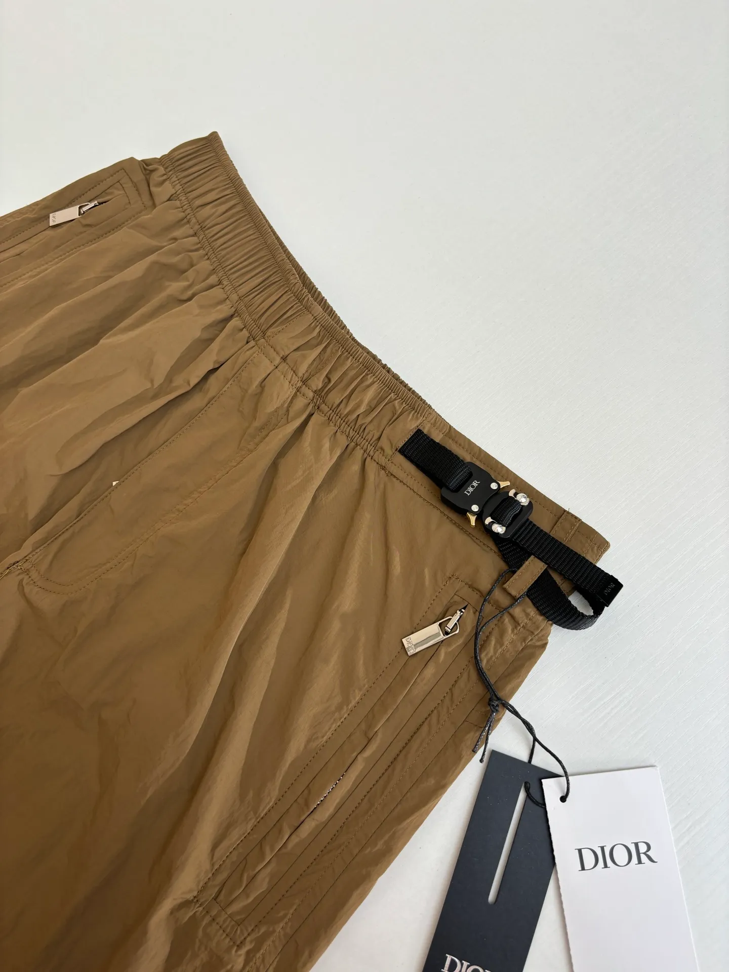 🅿️390 Dio*/Dior 25Ss new belt buckle pocket zipper shorts. Customized technical fabric, the upper body is dry and comfortable, and feels smooth. Matched with Dior knotted belt buckle to enhance the style. It has an elastic waistband and side zipper pockets, making the casual fit more refined. A new interpretation of the classic item, highlighting the fashion style. Can be paired with a T-shirt to create a fashionable and casual matching look. Size: S/M/L/XL
