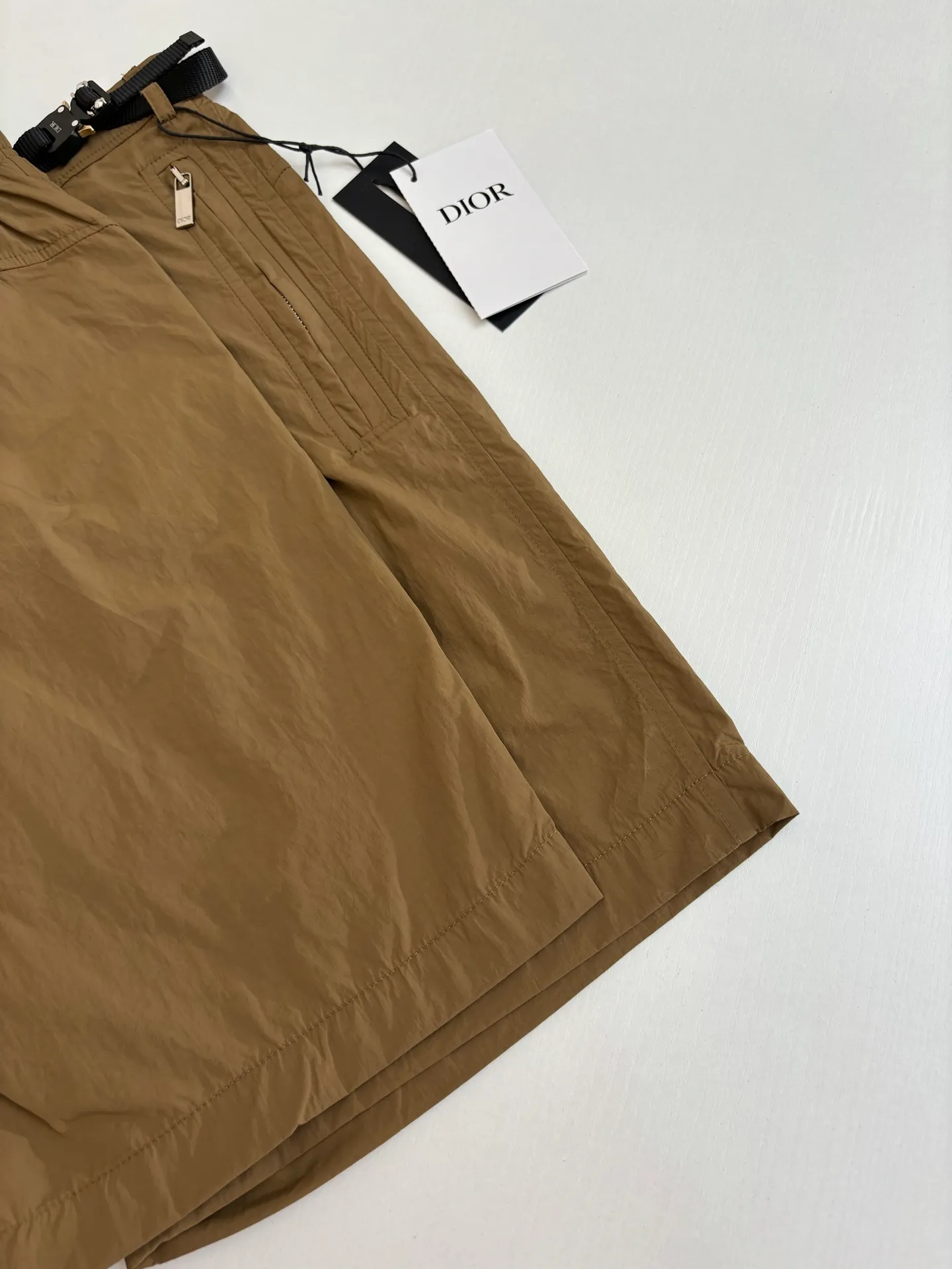 🅿️390 Dio*/Dior 25Ss new belt buckle pocket zipper shorts. Customized technical fabric, the upper body is dry and comfortable, and feels smooth. Matched with Dior knotted belt buckle to enhance the style. It has an elastic waistband and side zipper pockets, making the casual fit more refined. A new interpretation of the classic item, highlighting the fashion style. Can be paired with a T-shirt to create a fashionable and casual matching look. Size: S/M/L/XL