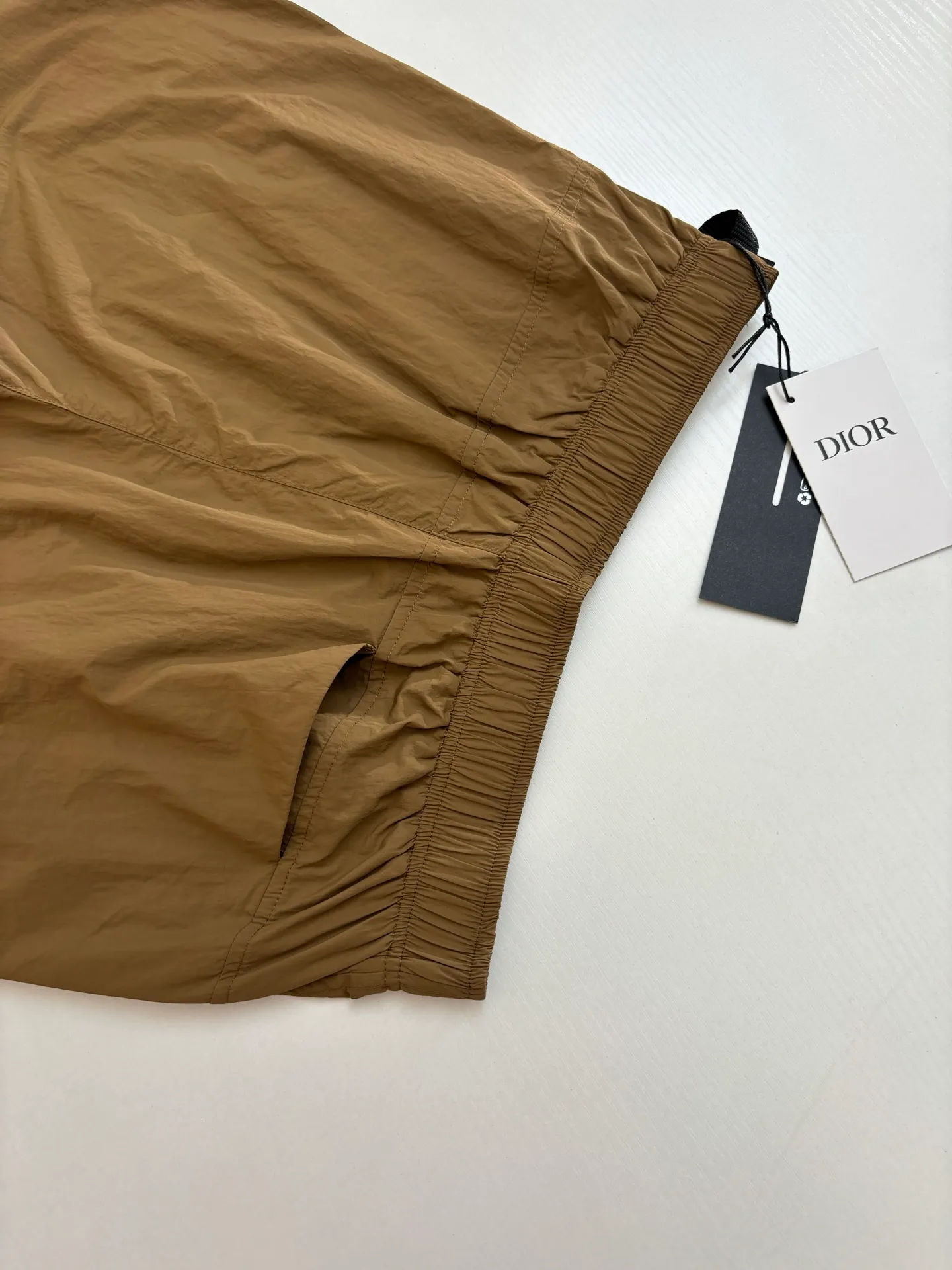 🅿️390 Dio*/Dior 25Ss new belt buckle pocket zipper shorts. Customized technical fabric, the upper body is dry and comfortable, and feels smooth. Matched with Dior knotted belt buckle to enhance the style. It has an elastic waistband and side zipper pockets, making the casual fit more refined. A new interpretation of the classic item, highlighting the fashion style. Can be paired with a T-shirt to create a fashionable and casual matching look. Size: S/M/L/XL