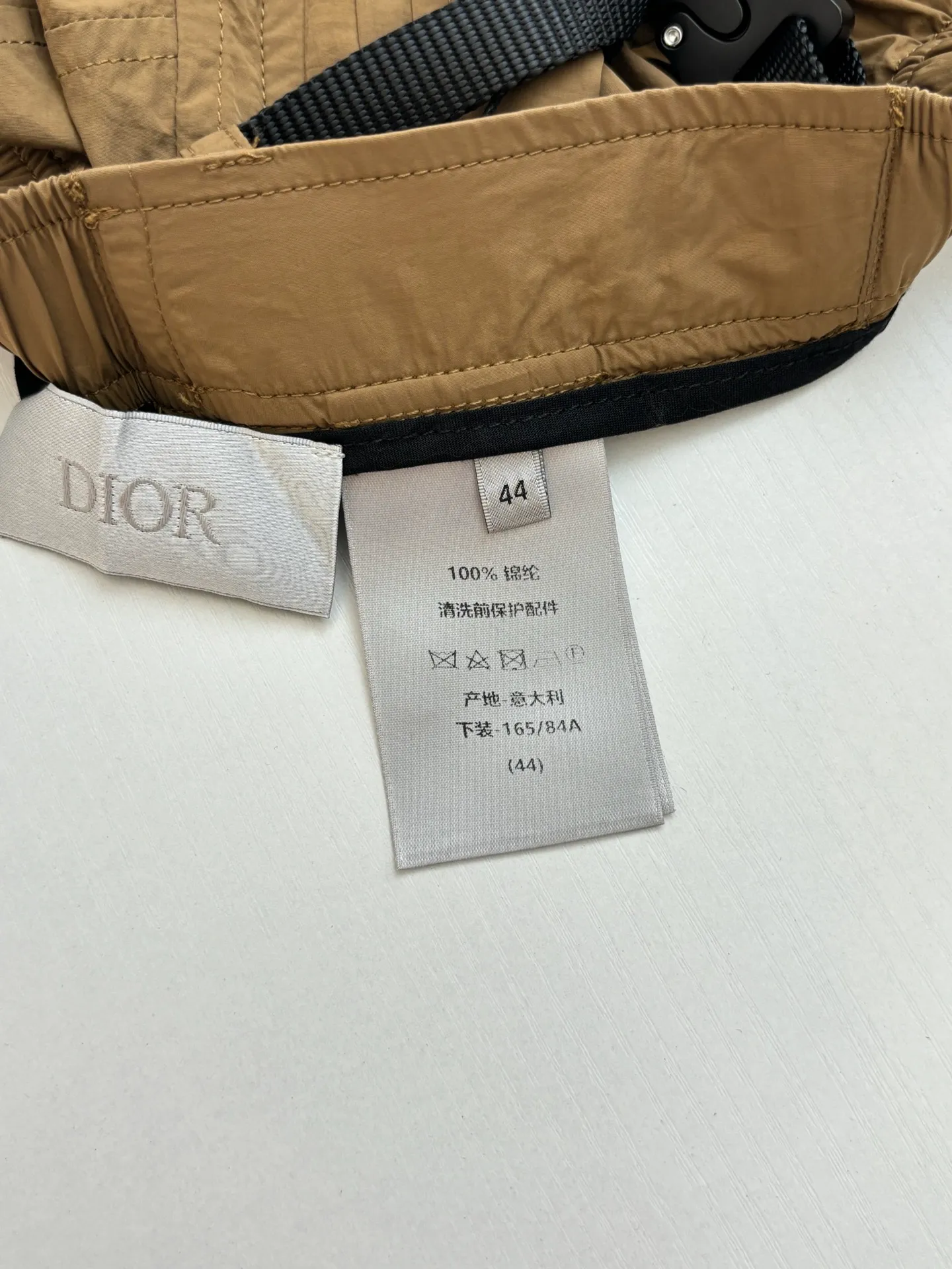 🅿️390 Dio*/Dior 25Ss new belt buckle pocket zipper shorts. Customized technical fabric, the upper body is dry and comfortable, and feels smooth. Matched with Dior knotted belt buckle to enhance the style. It has an elastic waistband and side zipper pockets, making the casual fit more refined. A new interpretation of the classic item, highlighting the fashion style. Can be paired with a T-shirt to create a fashionable and casual matching look. Size: S/M/L/XL