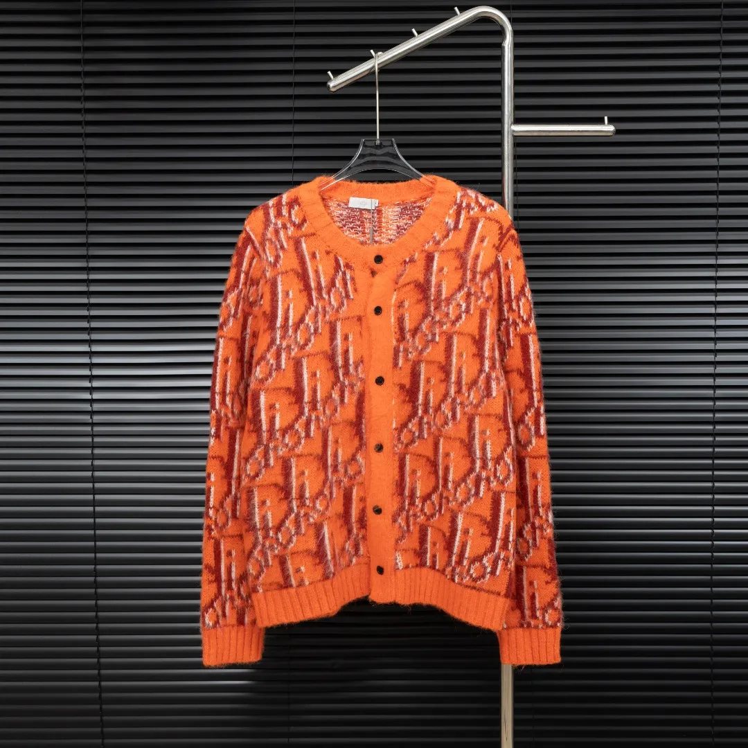 🅿️380 Style: DIOR Dior all-over printed cardigan seahorse wool knitted long-sleeved sweater Size: S-XXL Fabric: Wool blend Accessories: Full set of customized original accessories No gender distinction, same style for men and women