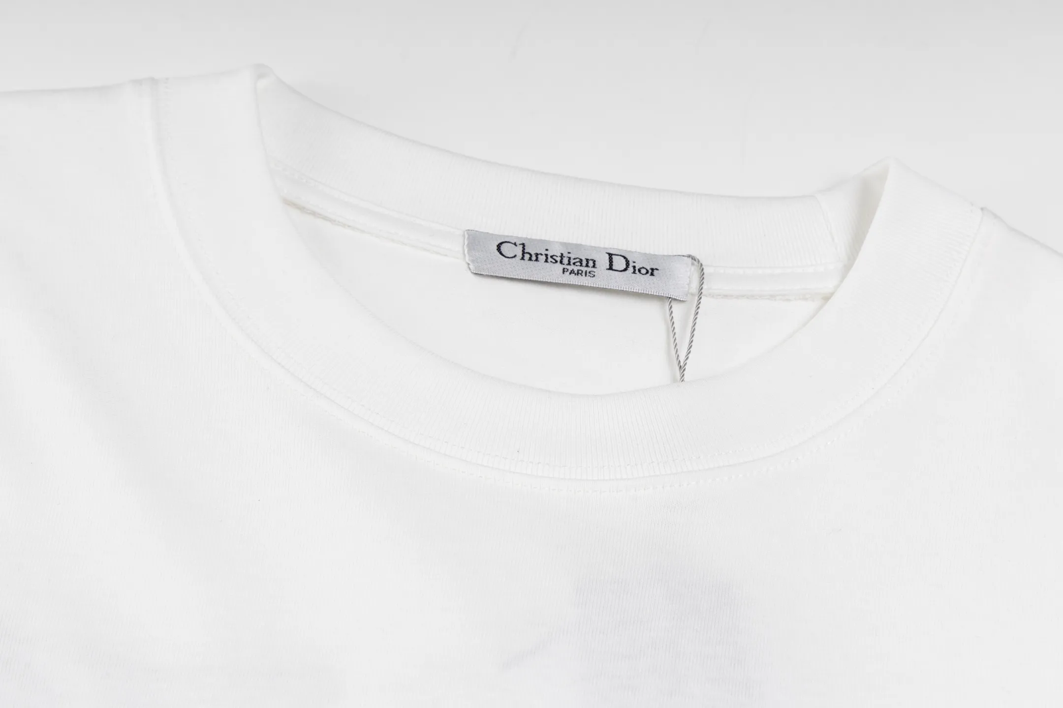 🅿️250 Style No. B42 Dior 47 letter embroidery ribbon long T consistent style on DIOR official website Fabric: 32 count double yarn 300g pure cotton fabric Weaving and dyeing threads of the same color in the same cylinder The same color Process: Imported machine front and rear thousands of needles full embroidery Can wear up to 200 pounds. The size is measured manually. The error of 2-3cm is normal. Color: black white size: s m l xl