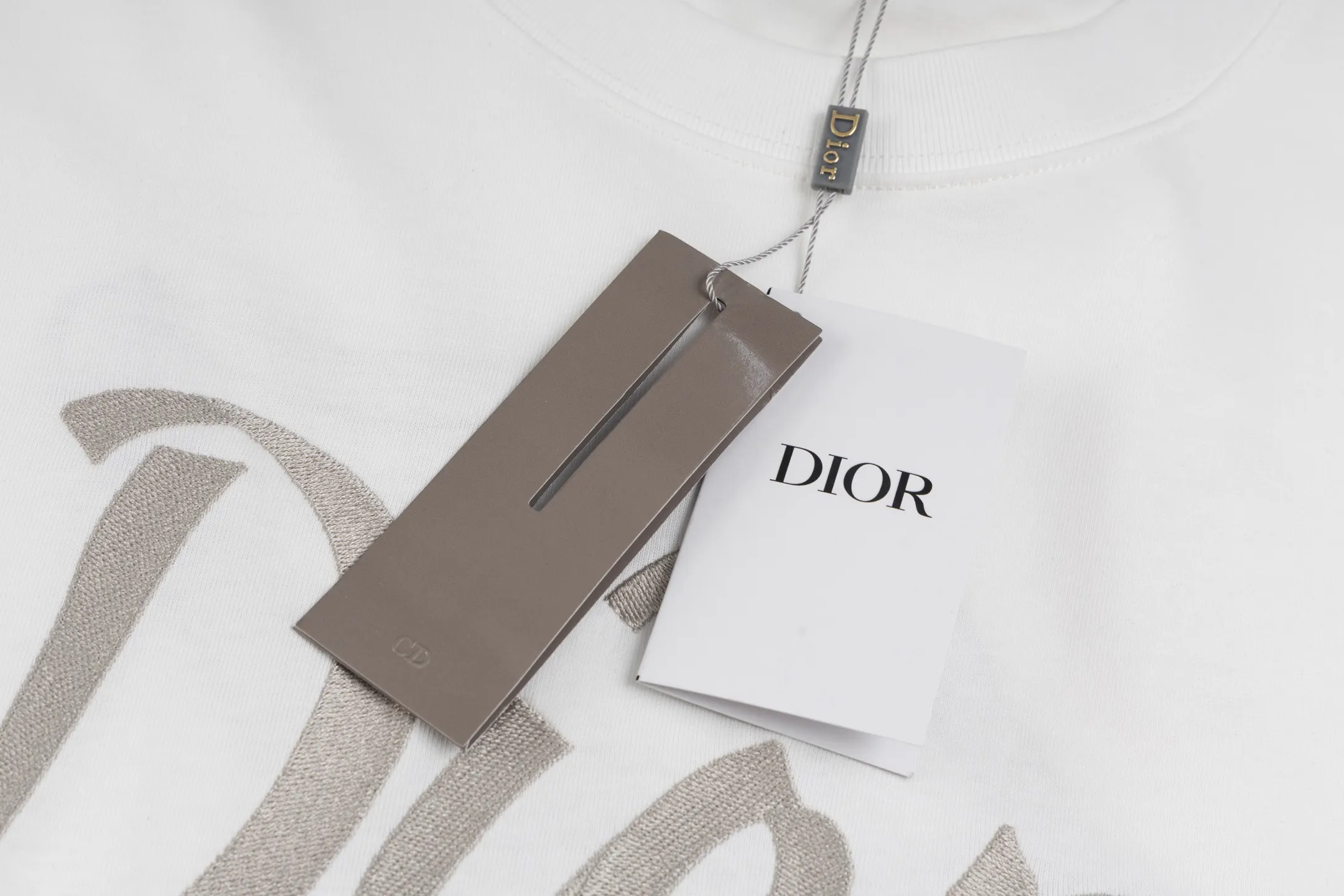 🅿️250 Style No. B42 Dior 47 letter embroidery ribbon long T consistent style on DIOR official website Fabric: 32 count double yarn 300g pure cotton fabric Weaving and dyeing threads of the same color in the same cylinder The same color Process: Imported machine front and rear thousands of needles full embroidery Can wear up to 200 pounds. The size is measured manually. The error of 2-3cm is normal. Color: black white size: s m l xl