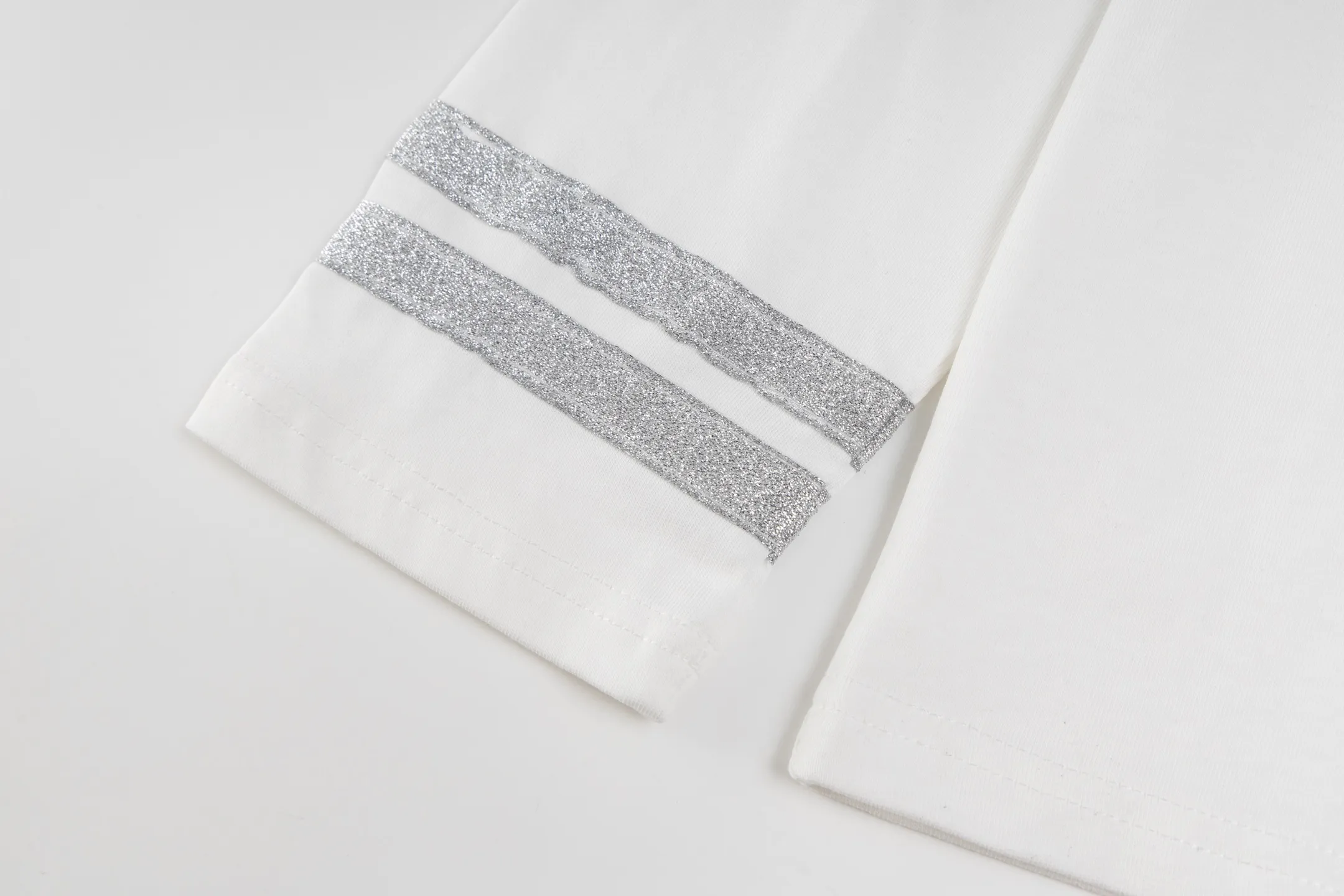 🅿️250 Style No. B42 Dior 47 letter embroidery ribbon long T consistent style on DIOR official website Fabric: 32 count double yarn 300g pure cotton fabric Weaving and dyeing threads of the same color in the same cylinder The same color Process: Imported machine front and rear thousands of needles full embroidery Can wear up to 200 pounds. The size is measured manually. The error of 2-3cm is normal. Color: black white size: s m l xl
