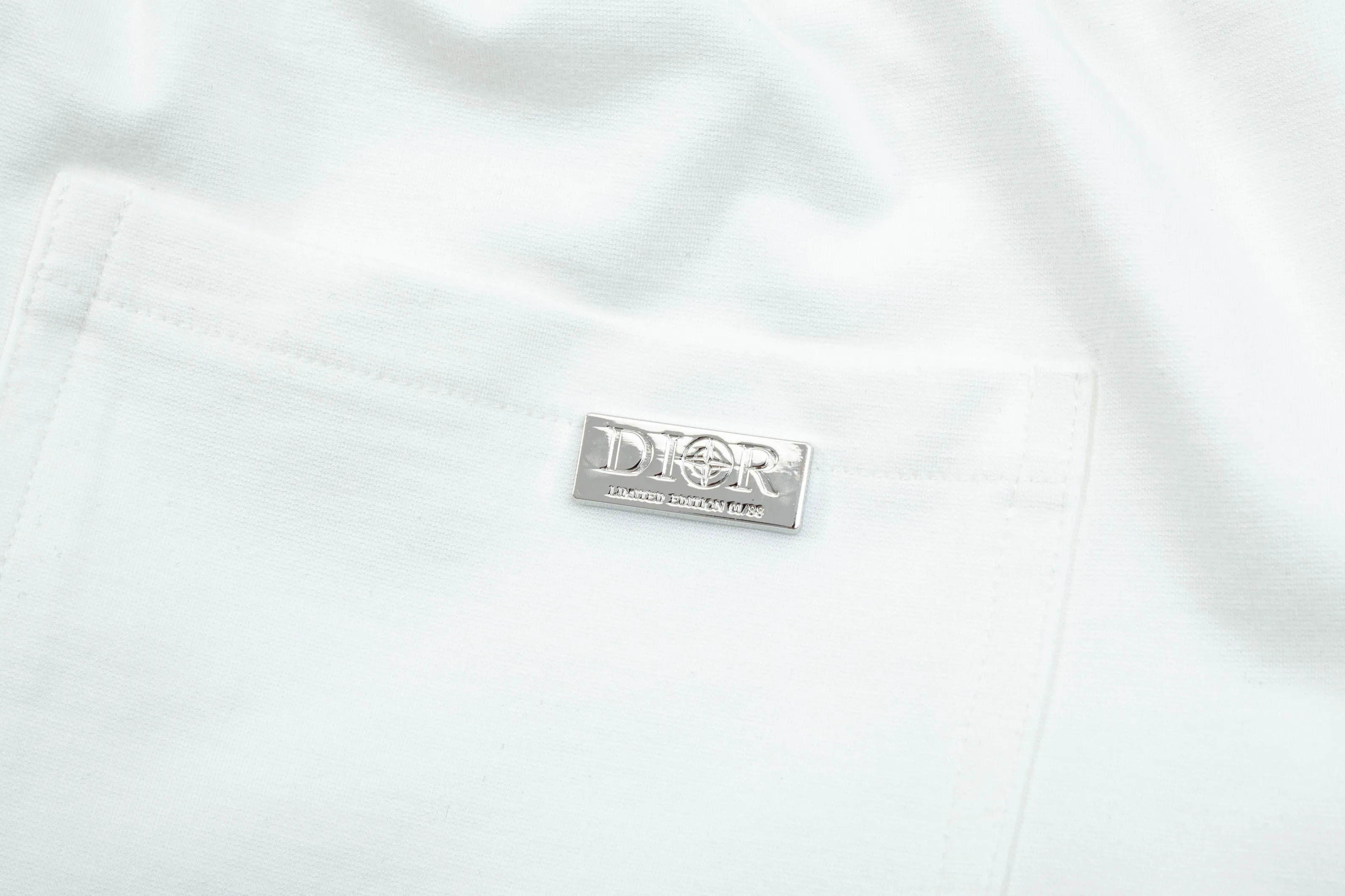 🅿️190 2025 Dior Dior new knitted shorts, customized fabrics, knitted technology and printed logo. The version is tight and three-dimensional, with straight stripe splicing. The customized trouser cord hardware has strong texture and smoothness. The upper body is comfortable and breathable. It has a concave and convex three-dimensional feel. It is suitable for fashionable and casual wear. Color: Black-White Size: M-4XL