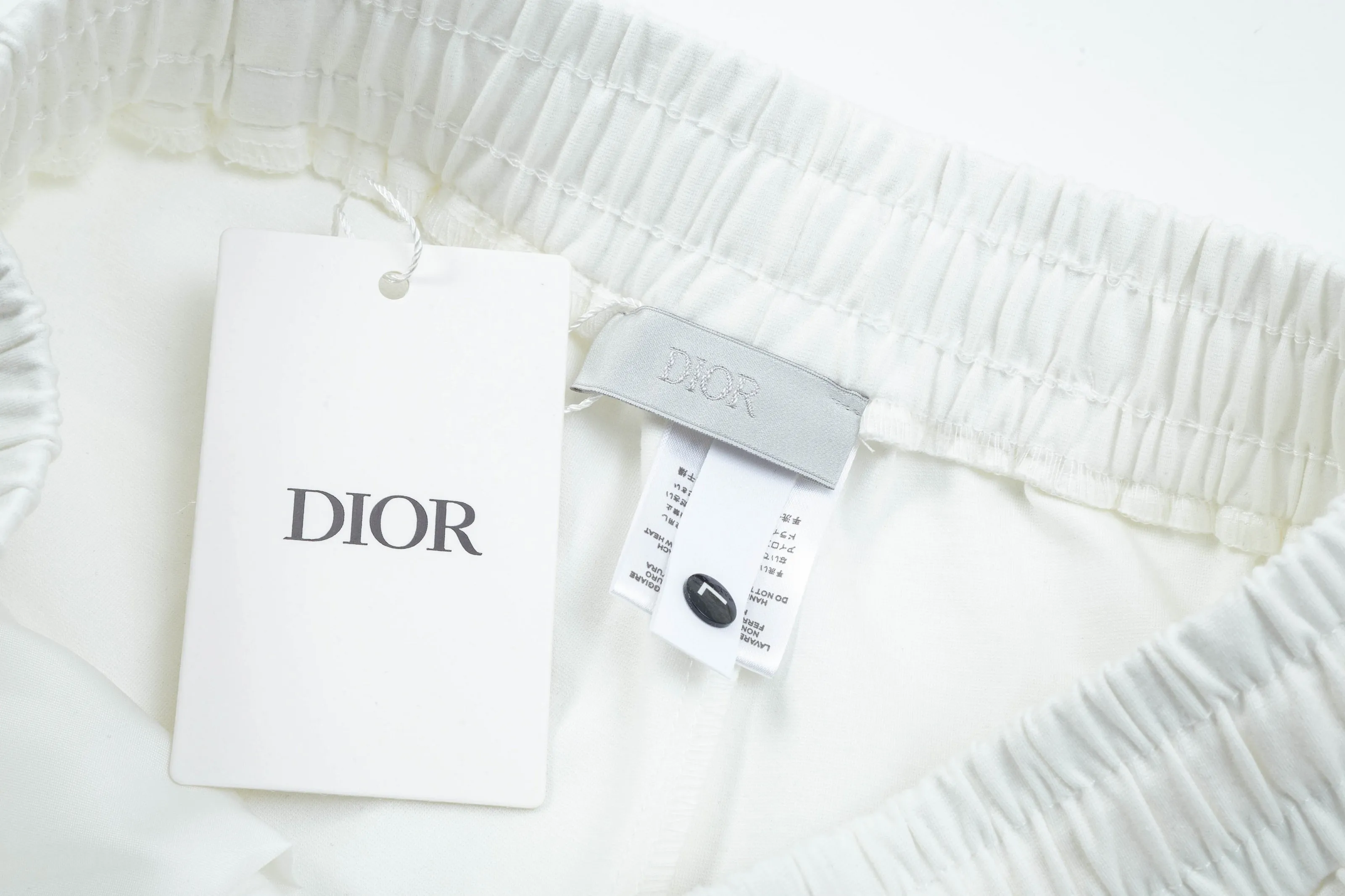 🅿️190 2025 Dior Dior new knitted shorts, customized fabrics, knitted technology and printed logo. The version is tight and three-dimensional, with straight stripe splicing. The customized trouser cord hardware has strong texture and smoothness. The upper body is comfortable and breathable. It has a concave and convex three-dimensional feel. It is suitable for fashionable and casual wear. Color: Black-White Size: M-4XL