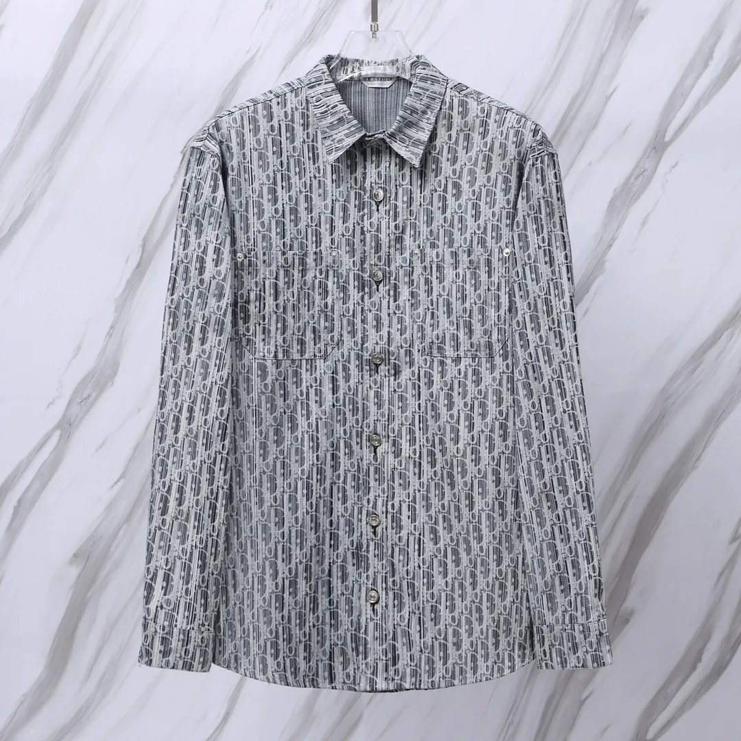 🅿️280 Item No.: D11 (grey) Dior/Dior DR letter-dyed all-over logo jacquard long-sleeved denim shirt. The fabric is made of high-end custom-woven denim fabrics. It is independently completed in 36 processes in the own brand factory assembly line based on the original version. Exquisite workmanship, neat routing, fine stitch length, loose and versatile version, casual and fashionable. The buttons are made of exclusive molded aluminum buttons with letters, which are not easy to rust after long-term storage after washing. The "Dior" letters on the small buttons on the pockets are clearly visible. The letters on the fabric are printed using a discharge printing process. The color of the original yarn is pulled out to white and gray. It is not the so-called printed or jacquard fabric on the market. The texture of the fabric is thick and stiff, and the fabric properties are not easy to wrinkle. The dyeing yarn restores the original color. The packaging uses a new packaging bag with DR letters. The packaging tags are complete. The same style for men and women. Color: Gray Size: 38/39/40/41