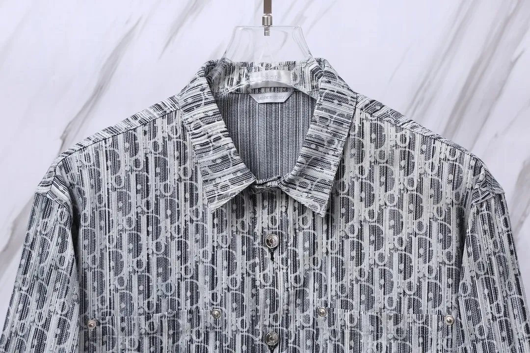 🅿️280 Item No.: D11 (grey) Dior/Dior DR letter-dyed all-over logo jacquard long-sleeved denim shirt. The fabric is made of high-end custom-woven denim fabrics. It is independently completed in 36 processes in the own brand factory assembly line based on the original version. Exquisite workmanship, neat routing, fine stitch length, loose and versatile version, casual and fashionable. The buttons are made of exclusive molded aluminum buttons with letters, which are not easy to rust after long-term storage after washing. The "Dior" letters on the small buttons on the pockets are clearly visible. The letters on the fabric are printed using a discharge printing process. The color of the original yarn is pulled out to white and gray. It is not the so-called printed or jacquard fabric on the market. The texture of the fabric is thick and stiff, and the fabric properties are not easy to wrinkle. The dyeing yarn restores the original color. The packaging uses a new packaging bag with DR letters. The packaging tags are complete. The same style for men and women. Color: Gray Size: 38/39/40/41