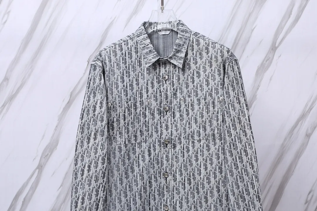 🅿️280 Item No.: D11 (grey) Dior/Dior DR letter-dyed all-over logo jacquard long-sleeved denim shirt. The fabric is made of high-end custom-woven denim fabrics. It is independently completed in 36 processes in the own brand factory assembly line based on the original version. Exquisite workmanship, neat routing, fine stitch length, loose and versatile version, casual and fashionable. The buttons are made of exclusive molded aluminum buttons with letters, which are not easy to rust after long-term storage after washing. The "Dior" letters on the small buttons on the pockets are clearly visible. The letters on the fabric are printed using a discharge printing process. The color of the original yarn is pulled out to white and gray. It is not the so-called printed or jacquard fabric on the market. The texture of the fabric is thick and stiff, and the fabric properties are not easy to wrinkle. The dyeing yarn restores the original color. The packaging uses a new packaging bag with DR letters. The packaging tags are complete. The same style for men and women. Color: Gray Size: 38/39/40/41