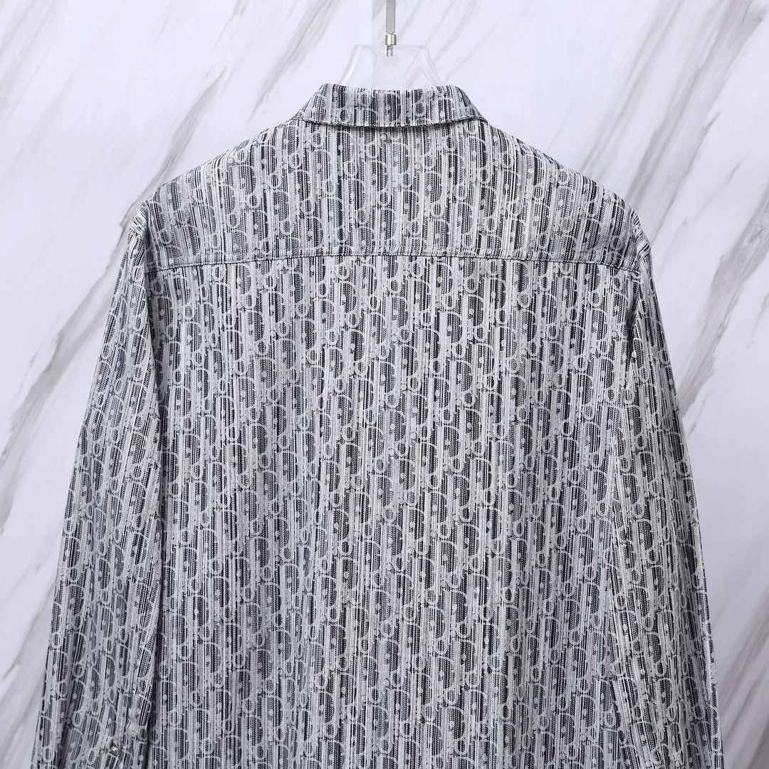 🅿️280 Item No.: D11 (grey) Dior/Dior DR letter-dyed all-over logo jacquard long-sleeved denim shirt. The fabric is made of high-end custom-woven denim fabrics. It is independently completed in 36 processes in the own brand factory assembly line based on the original version. Exquisite workmanship, neat routing, fine stitch length, loose and versatile version, casual and fashionable. The buttons are made of exclusive molded aluminum buttons with letters, which are not easy to rust after long-term storage after washing. The "Dior" letters on the small buttons on the pockets are clearly visible. The letters on the fabric are printed using a discharge printing process. The color of the original yarn is pulled out to white and gray. It is not the so-called printed or jacquard fabric on the market. The texture of the fabric is thick and stiff, and the fabric properties are not easy to wrinkle. The dyeing yarn restores the original color. The packaging uses a new packaging bag with DR letters. The packaging tags are complete. The same style for men and women. Color: Gray Size: 38/39/40/41