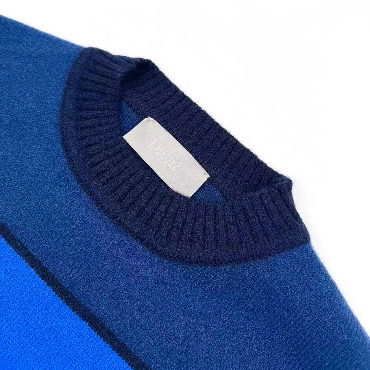 🅿️480 [Exclusive supply] CD striped patch color-blocked crew neck sweater. The original purchase was 21,000 and developed. The fabric is made of custom-woven blue rhyme cashmere and cotton blend. It is delicate and soft, has a crisp texture and is comfortable and close to the skin. It is inspired by blue rhyme. Various blue layers are exquisitely interwoven, just like the color palette carefully prepared by an artist. Each touch of blue contains unique emotions and charm. The Dior Diamond patch is inlaid on the sweater with simple and tense lines. Outline the classic logo of the Dior brand. Every strand of fiber contains luxury and nobility. An unparalleled visual feast. Unlock a new realm of fashion. It is made of jacquard tissue imported from Germany. Precisely control the arrangement and interweaving of yarns. Carefully interweave on the loom to form a color-blocking silhouette, using imported machine embroidery technology. Use advanced computer control systems and sophisticated mechanical components to realize Dior patch embroidery operations with high precision. The lines are smooth and delicate, and the garments are washed and softened to remove odors. Use professional washing equipment and specific detergents to deeply clean and deodorize clothes to improve the feel and appearance of clothes. Size:S/M/L/XL