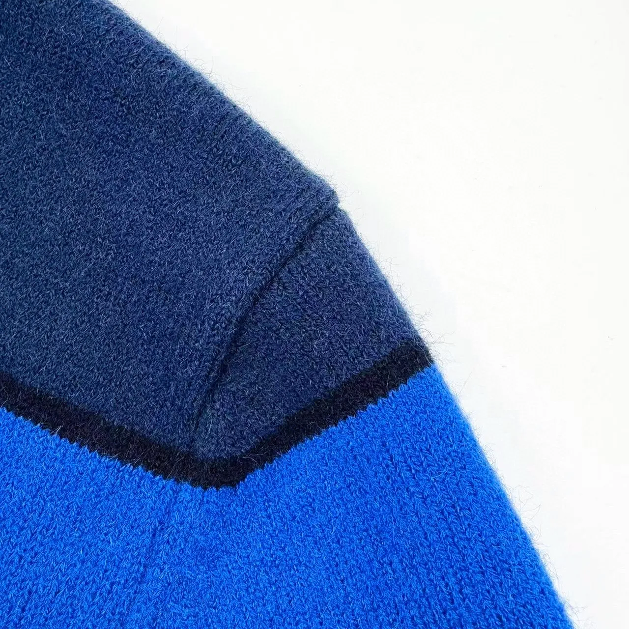 🅿️480 [Exclusive supply] CD striped patch color-blocked crew neck sweater. The original purchase was 21,000 and developed. The fabric is made of custom-woven blue rhyme cashmere and cotton blend. It is delicate and soft, has a crisp texture and is comfortable and close to the skin. It is inspired by blue rhyme. Various blue layers are exquisitely interwoven, just like the color palette carefully prepared by an artist. Each touch of blue contains unique emotions and charm. The Dior Diamond patch is inlaid on the sweater with simple and tense lines. Outline the classic logo of the Dior brand. Every strand of fiber contains luxury and nobility. An unparalleled visual feast. Unlock a new realm of fashion. It is made of jacquard tissue imported from Germany. Precisely control the arrangement and interweaving of yarns. Carefully interweave on the loom to form a color-blocking silhouette, using imported machine embroidery technology. Use advanced computer control systems and sophisticated mechanical components to realize Dior patch embroidery operations with high precision. The lines are smooth and delicate, and the garments are washed and softened to remove odors. Use professional washing equipment and specific detergents to deeply clean and deodorize clothes to improve the feel and appearance of clothes. Size:S/M/L/XL