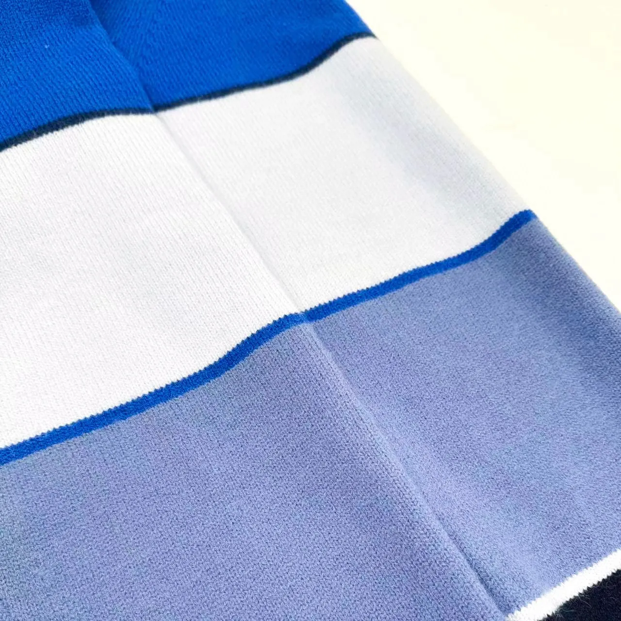 🅿️480 [Exclusive supply] CD striped patch color-blocked crew neck sweater. The original purchase was 21,000 and developed. The fabric is made of custom-woven blue rhyme cashmere and cotton blend. It is delicate and soft, has a crisp texture and is comfortable and close to the skin. It is inspired by blue rhyme. Various blue layers are exquisitely interwoven, just like the color palette carefully prepared by an artist. Each touch of blue contains unique emotions and charm. The Dior Diamond patch is inlaid on the sweater with simple and tense lines. Outline the classic logo of the Dior brand. Every strand of fiber contains luxury and nobility. An unparalleled visual feast. Unlock a new realm of fashion. It is made of jacquard tissue imported from Germany. Precisely control the arrangement and interweaving of yarns. Carefully interweave on the loom to form a color-blocking silhouette, using imported machine embroidery technology. Use advanced computer control systems and sophisticated mechanical components to realize Dior patch embroidery operations with high precision. The lines are smooth and delicate, and the garments are washed and softened to remove odors. Use professional washing equipment and specific detergents to deeply clean and deodorize clothes to improve the feel and appearance of clothes. Size:S/M/L/XL