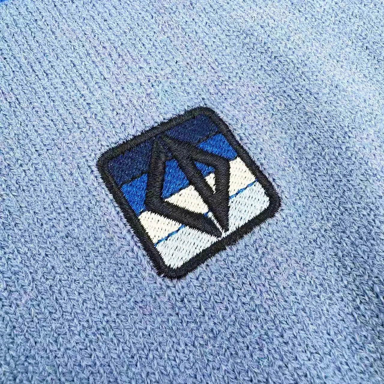 🅿️480 [Exclusive supply] CD striped patch color-blocked crew neck sweater. The original purchase was 21,000 and developed. The fabric is made of custom-woven blue rhyme cashmere and cotton blend. It is delicate and soft, has a crisp texture and is comfortable and close to the skin. It is inspired by blue rhyme. Various blue layers are exquisitely interwoven, just like the color palette carefully prepared by an artist. Each touch of blue contains unique emotions and charm. The Dior Diamond patch is inlaid on the sweater with simple and tense lines. Outline the classic logo of the Dior brand. Every strand of fiber contains luxury and nobility. An unparalleled visual feast. Unlock a new realm of fashion. It is made of jacquard tissue imported from Germany. Precisely control the arrangement and interweaving of yarns. Carefully interweave on the loom to form a color-blocking silhouette, using imported machine embroidery technology. Use advanced computer control systems and sophisticated mechanical components to realize Dior patch embroidery operations with high precision. The lines are smooth and delicate, and the garments are washed and softened to remove odors. Use professional washing equipment and specific detergents to deeply clean and deodorize clothes to improve the feel and appearance of clothes. Size:S/M/L/XL