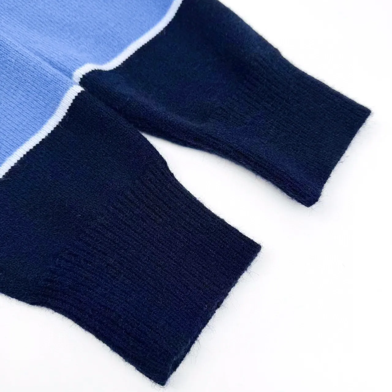 🅿️480 [Exclusive supply] CD striped patch color-blocked crew neck sweater. The original purchase was 21,000 and developed. The fabric is made of custom-woven blue rhyme cashmere and cotton blend. It is delicate and soft, has a crisp texture and is comfortable and close to the skin. It is inspired by blue rhyme. Various blue layers are exquisitely interwoven, just like the color palette carefully prepared by an artist. Each touch of blue contains unique emotions and charm. The Dior Diamond patch is inlaid on the sweater with simple and tense lines. Outline the classic logo of the Dior brand. Every strand of fiber contains luxury and nobility. An unparalleled visual feast. Unlock a new realm of fashion. It is made of jacquard tissue imported from Germany. Precisely control the arrangement and interweaving of yarns. Carefully interweave on the loom to form a color-blocking silhouette, using imported machine embroidery technology. Use advanced computer control systems and sophisticated mechanical components to realize Dior patch embroidery operations with high precision. The lines are smooth and delicate, and the garments are washed and softened to remove odors. Use professional washing equipment and specific detergents to deeply clean and deodorize clothes to improve the feel and appearance of clothes. Size:S/M/L/XL