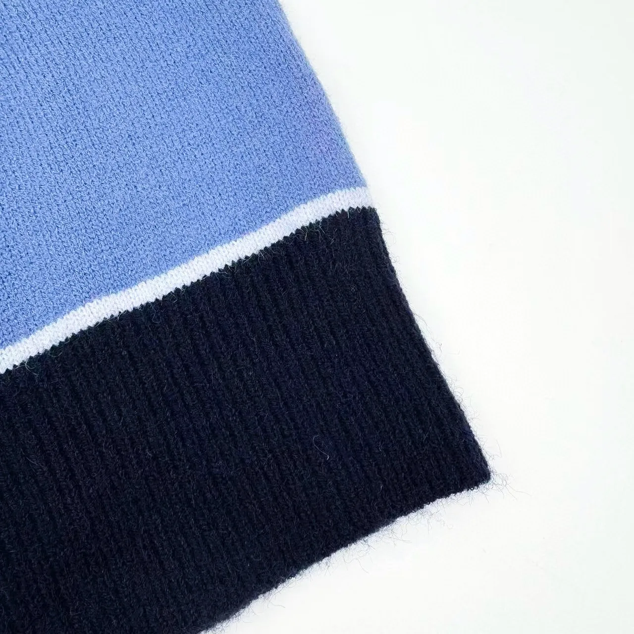 🅿️480 [Exclusive supply] CD striped patch color-blocked crew neck sweater. The original purchase was 21,000 and developed. The fabric is made of custom-woven blue rhyme cashmere and cotton blend. It is delicate and soft, has a crisp texture and is comfortable and close to the skin. It is inspired by blue rhyme. Various blue layers are exquisitely interwoven, just like the color palette carefully prepared by an artist. Each touch of blue contains unique emotions and charm. The Dior Diamond patch is inlaid on the sweater with simple and tense lines. Outline the classic logo of the Dior brand. Every strand of fiber contains luxury and nobility. An unparalleled visual feast. Unlock a new realm of fashion. It is made of jacquard tissue imported from Germany. Precisely control the arrangement and interweaving of yarns. Carefully interweave on the loom to form a color-blocking silhouette, using imported machine embroidery technology. Use advanced computer control systems and sophisticated mechanical components to realize Dior patch embroidery operations with high precision. The lines are smooth and delicate, and the garments are washed and softened to remove odors. Use professional washing equipment and specific detergents to deeply clean and deodorize clothes to improve the feel and appearance of clothes. Size:S/M/L/XL