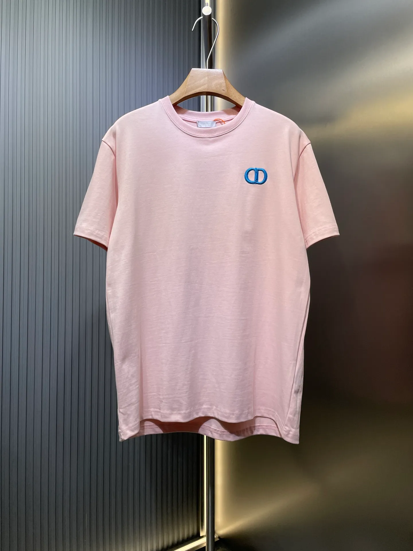 🅿️260 dior 🌟【Top replica】cd letters embroidered round neck short sleeves Process description: The color is custom-woven and dyed, with "cd" design on the chest. A perfect fashionable and trendy item! The oversize version is very slimming and can be worn with a T-skirt or shorts. Who wouldn’t love it? The texture of the custom-made fabrics is great and versatile for all seasons, and the styles are the same for men and women! ⚠️size:smlxl