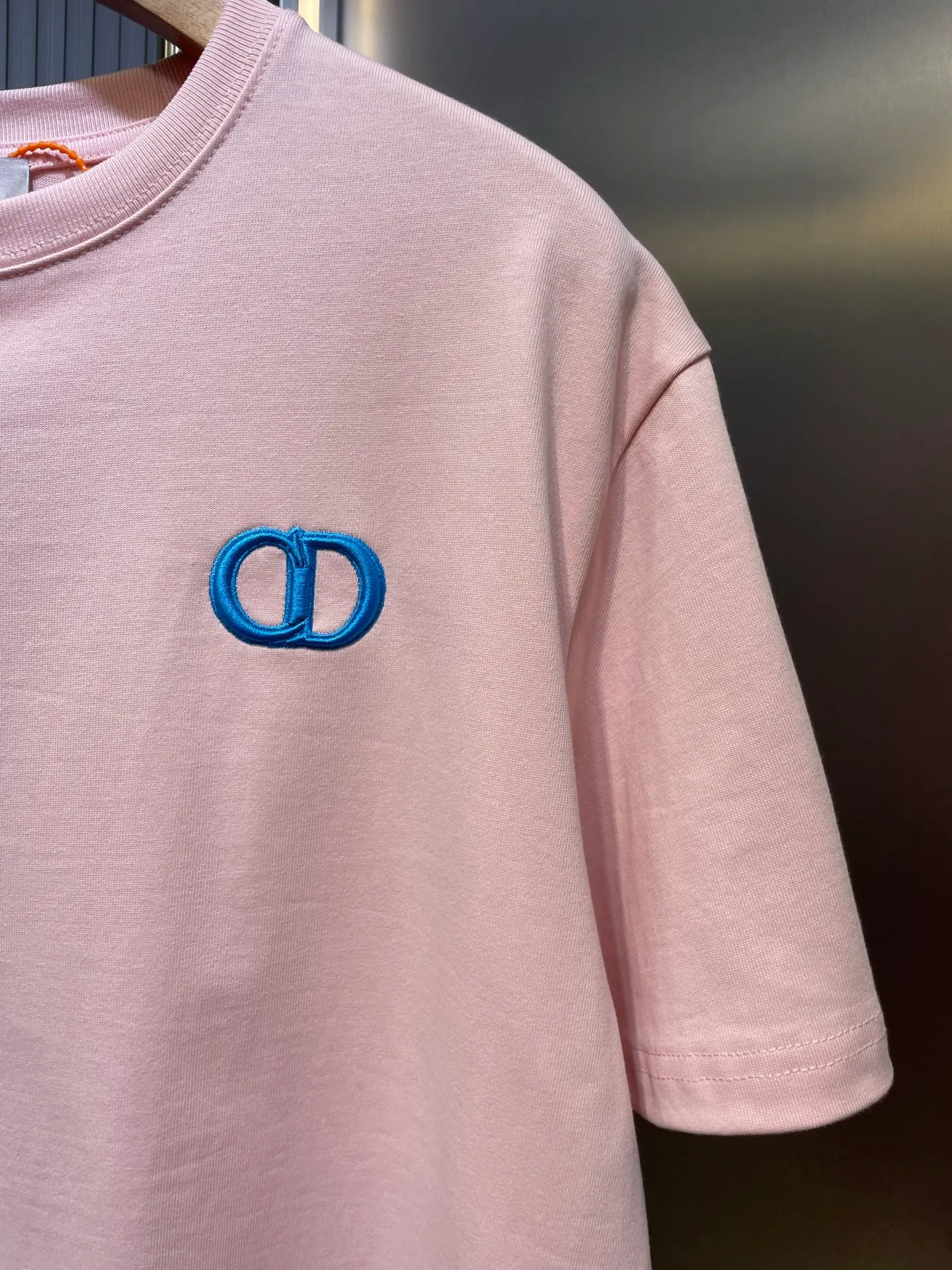 🅿️260 dior 🌟【Top replica】cd letters embroidered round neck short sleeves Process description: The color is custom-woven and dyed, with "cd" design on the chest. A perfect fashionable and trendy item! The oversize version is very slimming and can be worn with a T-skirt or shorts. Who wouldn’t love it? The texture of the custom-made fabrics is great and versatile for all seasons, and the styles are the same for men and women! ⚠️size:smlxl