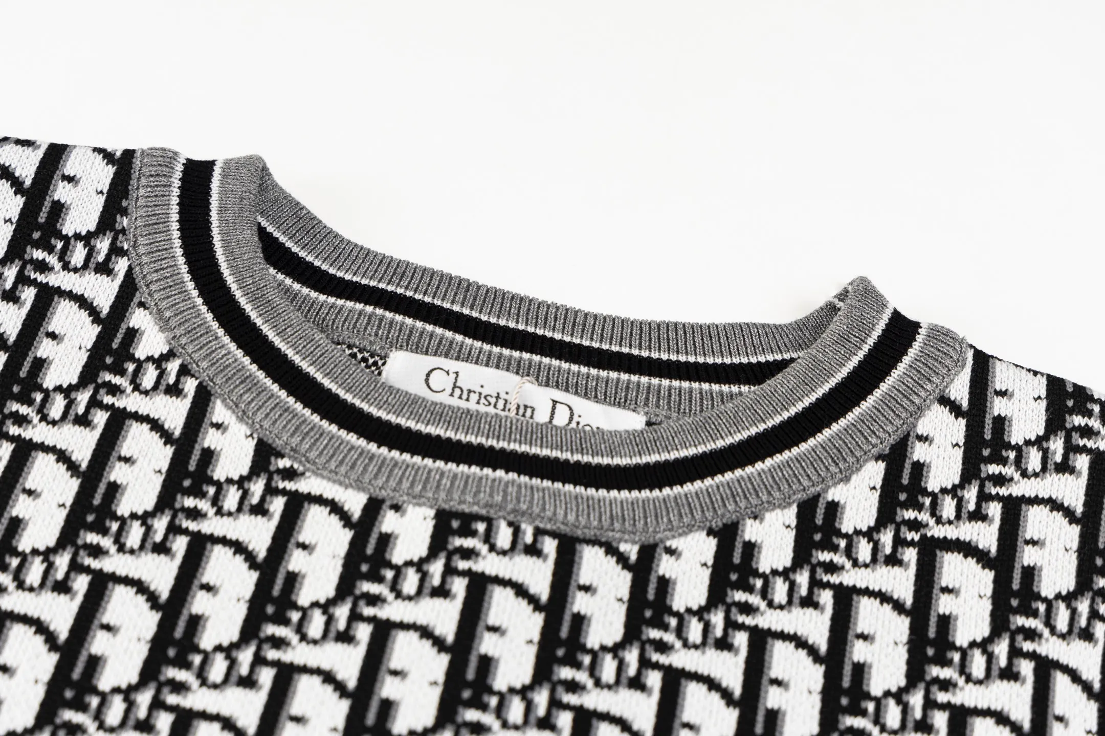 🅿️200 Style No. #Z24 Dior all-over printed old flower round neck knitted short-sleeved DIOR official website consistent style Fabric: Imitation wool fine pure cotton knitting Same color woven and dyed threads in the same cylinder Matching colors: complete three standards Cardboard oil paper code sticker packaging High-temperature pre-shrinking process before production, no shrinkage and deformation Imported machine professional version production os version can wear up to 200 pounds Manual measurement of size An error of 2-3cm is normal. Color: picture color size: s m l xl
