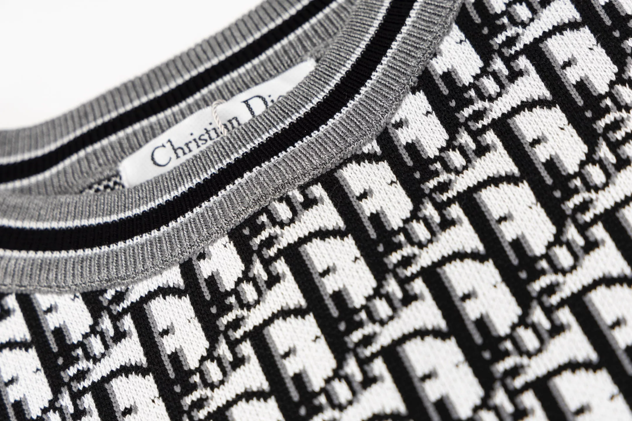 🅿️200 Style No. #Z24 Dior all-over printed old flower round neck knitted short-sleeved DIOR official website consistent style Fabric: Imitation wool fine pure cotton knitting Same color woven and dyed threads in the same cylinder Matching colors: complete three standards Cardboard oil paper code sticker packaging High-temperature pre-shrinking process before production, no shrinkage and deformation Imported machine professional version production os version can wear up to 200 pounds Manual measurement of size An error of 2-3cm is normal. Color: picture color size: s m l xl