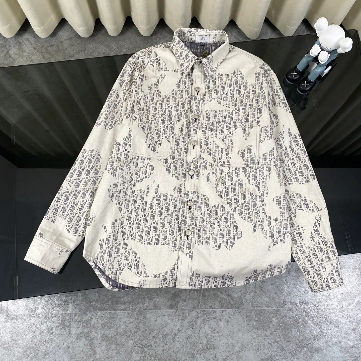 🅿️280 Dior/Dior limited edition classic all-over graffiti printed casual shirt jacket - purchased from the original mold and made with a full set of customized accessories, details determine success or failure.  - Size: M L The entire logo is very smooth and simple. The D letter is perfectly coordinated with every detail in the design. Use the letter D perfectly. The design of all luxury goods is very demanding in the pursuit of details. The combination of the letter D and O in the Dior logo design is a very interesting example. The echo of a semicircle and an ellipse forms a perfect arc - Dior (full name: Christian Dior) is a multinational luxury brand originating from France, synonymous with dazzling haute couture. It was founded in 1946 by French fashion designer Christian Dior and is headquartered in Paris. Mainly engaged in high-end consumer goods such as fashion, jewelry, perfume, cosmetics, children's clothing - Customized all-over printed jacquard fabrics - Customized engraved LOGO buttons - Customized Dior