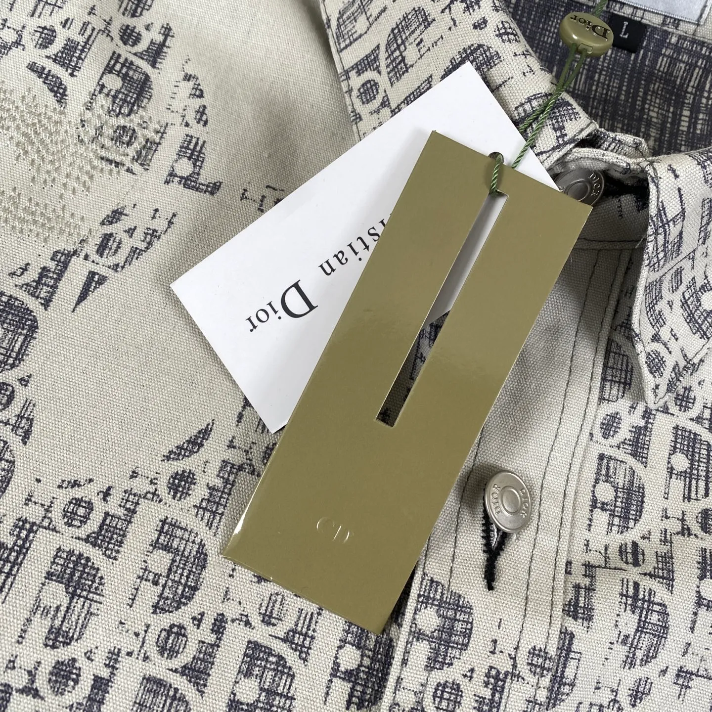 🅿️280 Dior/Dior limited edition classic all-over graffiti printed casual shirt jacket - purchased from the original mold and made with a full set of customized accessories, details determine success or failure.  - Size: M L The entire logo is very smooth and simple. The D letter is perfectly coordinated with every detail in the design. Use the letter D perfectly. The design of all luxury goods is very demanding in the pursuit of details. The combination of the letter D and O in the Dior logo design is a very interesting example. The echo of a semicircle and an ellipse forms a perfect arc - Dior (full name: Christian Dior) is a multinational luxury brand originating from France, synonymous with dazzling haute couture. It was founded in 1946 by French fashion designer Christian Dior and is headquartered in Paris. Mainly engaged in high-end consumer goods such as fashion, jewelry, perfume, cosmetics, children's clothing - Customized all-over printed jacquard fabrics - Customized engraved LOGO buttons - Customized Dior