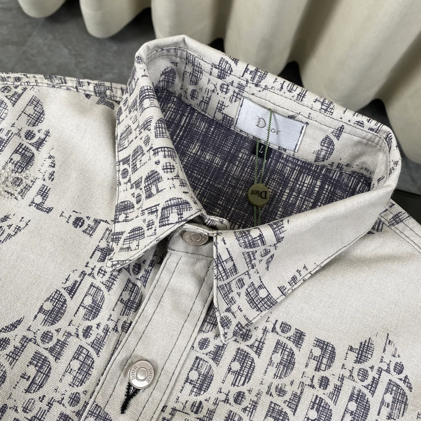 🅿️280 Dior/Dior limited edition classic all-over graffiti printed casual shirt jacket - purchased from the original mold and made with a full set of customized accessories, details determine success or failure.  - Size: M L The entire logo is very smooth and simple. The D letter is perfectly coordinated with every detail in the design. Use the letter D perfectly. The design of all luxury goods is very demanding in the pursuit of details. The combination of the letter D and O in the Dior logo design is a very interesting example. The echo of a semicircle and an ellipse forms a perfect arc - Dior (full name: Christian Dior) is a multinational luxury brand originating from France, synonymous with dazzling haute couture. It was founded in 1946 by French fashion designer Christian Dior and is headquartered in Paris. Mainly engaged in high-end consumer goods such as fashion, jewelry, perfume, cosmetics, children's clothing - Customized all-over printed jacquard fabrics - Customized engraved LOGO buttons - Customized Dior