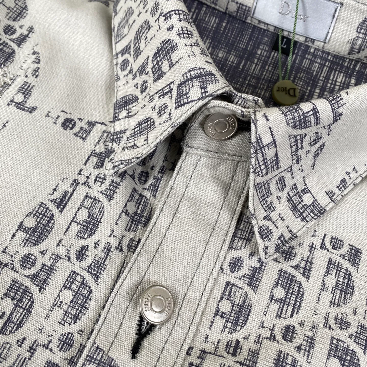 🅿️280 Dior/Dior limited edition classic all-over graffiti printed casual shirt jacket - purchased from the original mold and made with a full set of customized accessories, details determine success or failure.  - Size: M L The entire logo is very smooth and simple. The D letter is perfectly coordinated with every detail in the design. Use the letter D perfectly. The design of all luxury goods is very demanding in the pursuit of details. The combination of the letter D and O in the Dior logo design is a very interesting example. The echo of a semicircle and an ellipse forms a perfect arc - Dior (full name: Christian Dior) is a multinational luxury brand originating from France, synonymous with dazzling haute couture. It was founded in 1946 by French fashion designer Christian Dior and is headquartered in Paris. Mainly engaged in high-end consumer goods such as fashion, jewelry, perfume, cosmetics, children's clothing - Customized all-over printed jacquard fabrics - Customized engraved LOGO buttons - Customized Dior