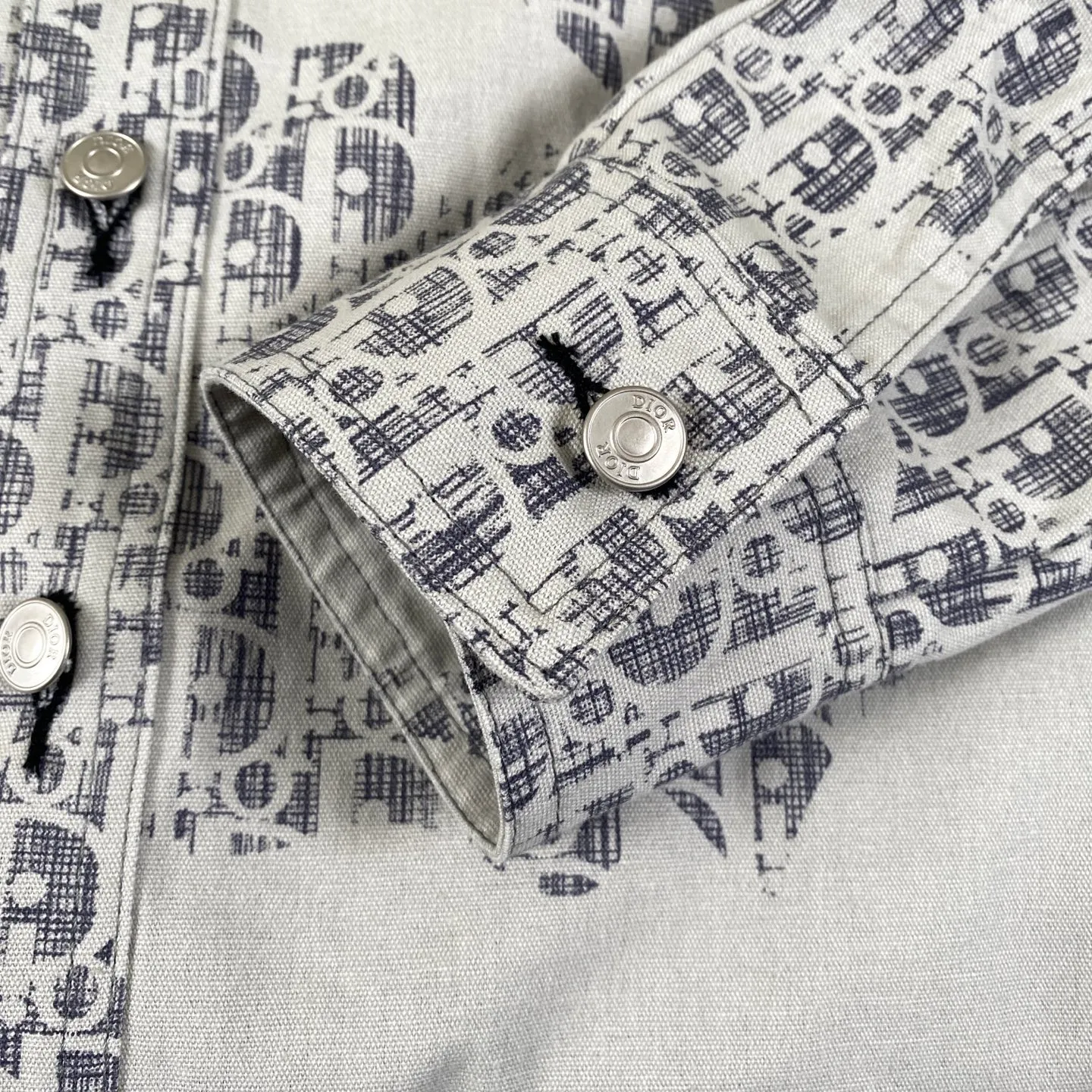 🅿️280 Dior/Dior limited edition classic all-over graffiti printed casual shirt jacket - purchased from the original mold and made with a full set of customized accessories, details determine success or failure.  - Size: M L The entire logo is very smooth and simple. The D letter is perfectly coordinated with every detail in the design. Use the letter D perfectly. The design of all luxury goods is very demanding in the pursuit of details. The combination of the letter D and O in the Dior logo design is a very interesting example. The echo of a semicircle and an ellipse forms a perfect arc - Dior (full name: Christian Dior) is a multinational luxury brand originating from France, synonymous with dazzling haute couture. It was founded in 1946 by French fashion designer Christian Dior and is headquartered in Paris. Mainly engaged in high-end consumer goods such as fashion, jewelry, perfume, cosmetics, children's clothing - Customized all-over printed jacquard fabrics - Customized engraved LOGO buttons - Customized Dior
