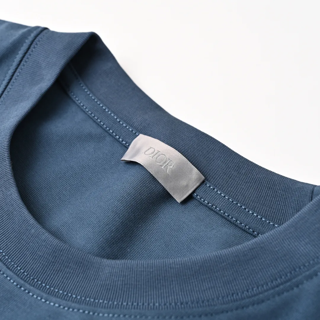 🅿️330 DIOR CD four-color embroidered monogram short-sleeved T-shirt. The original version was purchased from Taikoo Hui for 7400. The original version is customized with 270g cotton fabric, haze blue, apricot dyeing, and the thread dyeing is the same as the original version. The graphic design reinterprets the classic logo. Contrasting logo patch at chest. The imported machine embroidery process makes the letter logo show a delicate and exquisite effect, enhancing the decorative effect. Use an embroidery machine to embroider the designed letter logo onto the patch. Color: black, haze blue, apricot, white Size: S-L