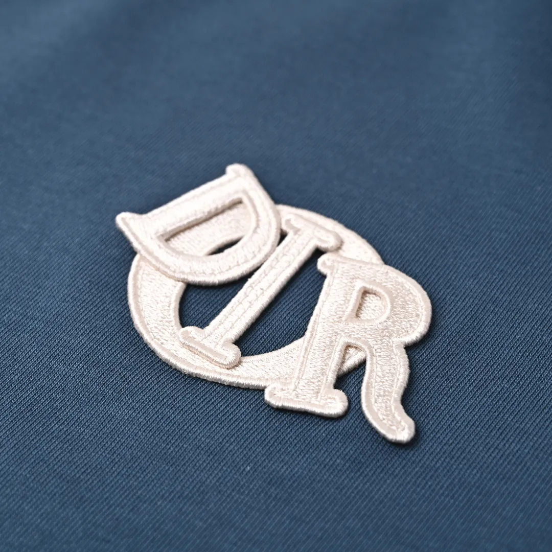 🅿️330 DIOR CD four-color embroidered monogram short-sleeved T-shirt. The original version was purchased from Taikoo Hui for 7400. The original version is customized with 270g cotton fabric, haze blue, apricot dyeing, and the thread dyeing is the same as the original version. The graphic design reinterprets the classic logo. Contrasting logo patch at chest. The imported machine embroidery process makes the letter logo show a delicate and exquisite effect, enhancing the decorative effect. Use an embroidery machine to embroider the designed letter logo onto the patch. Color: black, haze blue, apricot, white Size: S-L