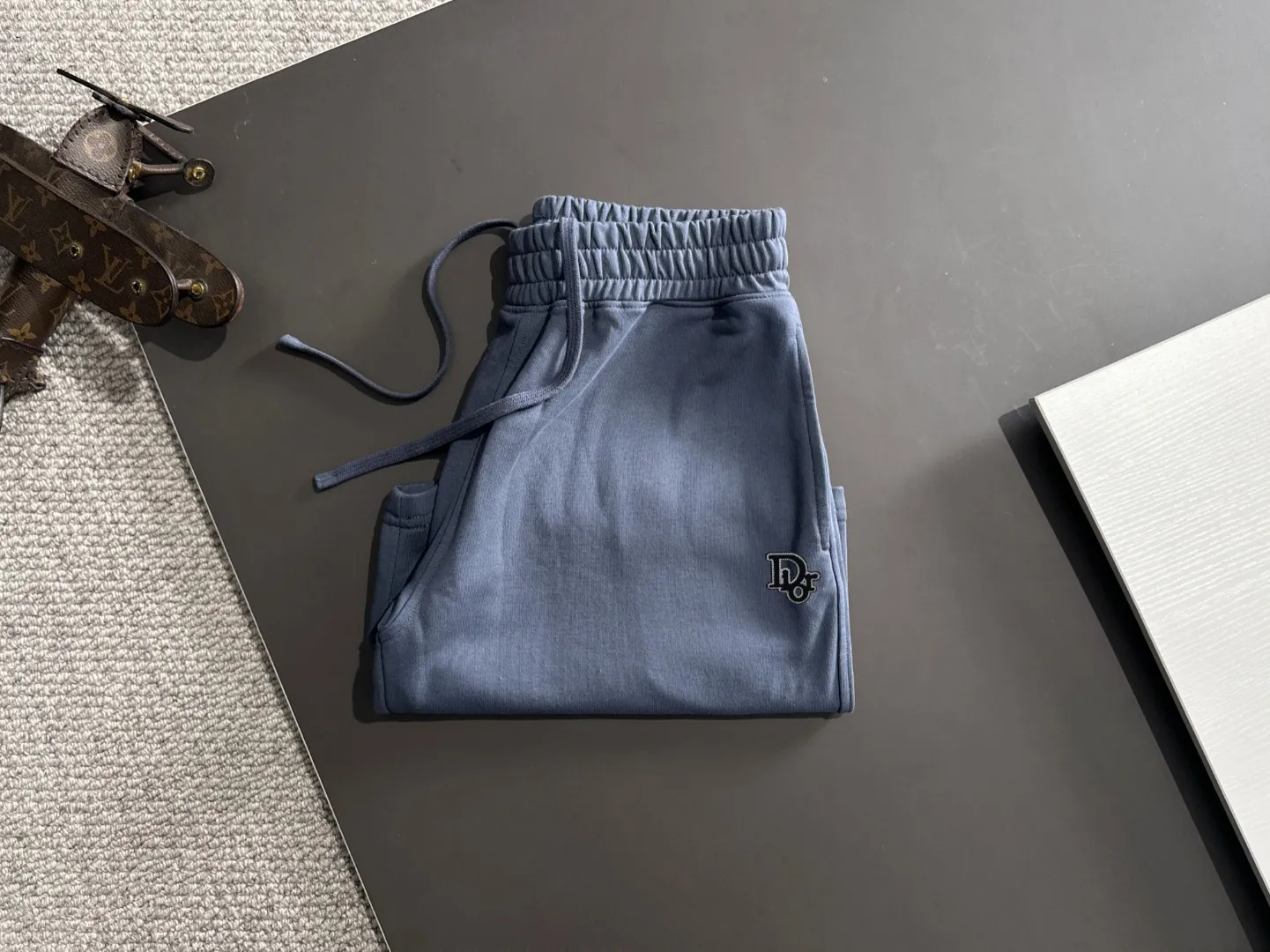 🅿️330 shipped next day, high quality DIOR/Dior 2025 spring and summer new casual solid color loose shorts with elastic band, two needle stitches at the hem of the trousers, fine and firm stitching, custom-made fabrics at the counter with high breathability and comfort, impeccable details, brand element design concept, reflecting high quality. It feels delicate and soft! It presents a casual cut and the upper body shape is great! Size: S-XXL