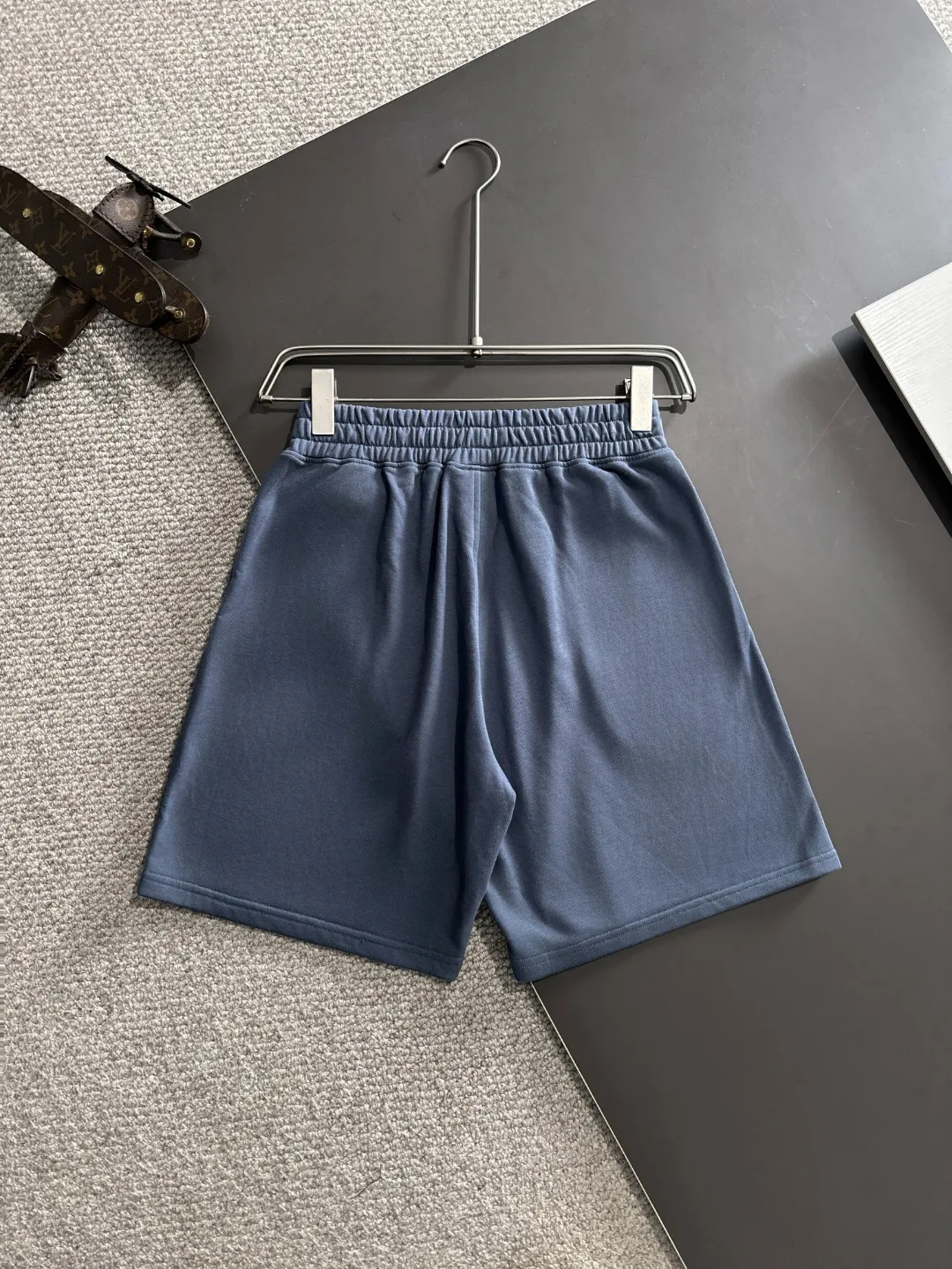 🅿️330 shipped next day, high quality DIOR/Dior 2025 spring and summer new casual solid color loose shorts with elastic band, two needle stitches at the hem of the trousers, fine and firm stitching, custom-made fabrics at the counter with high breathability and comfort, impeccable details, brand element design concept, reflecting high quality. It feels delicate and soft! It presents a casual cut and the upper body shape is great! Size: S-XXL