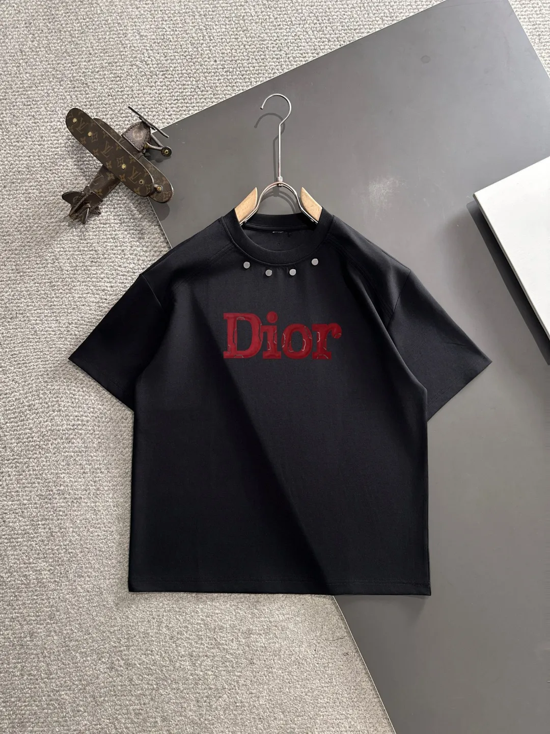 🅿️270 shipped next day Dior 2025 summer new style (top quality, differentiated currency) launches double yarn pure cotton fabric short sleeves, spring and summer catwalk style, personalized and exclusive style, same style for men and women, using imported custom-dyed fabrics, chain bottom back collar, fully shoulder-covering, no deformation or shrinkage when exposed to water, SIZE: M to 3XL