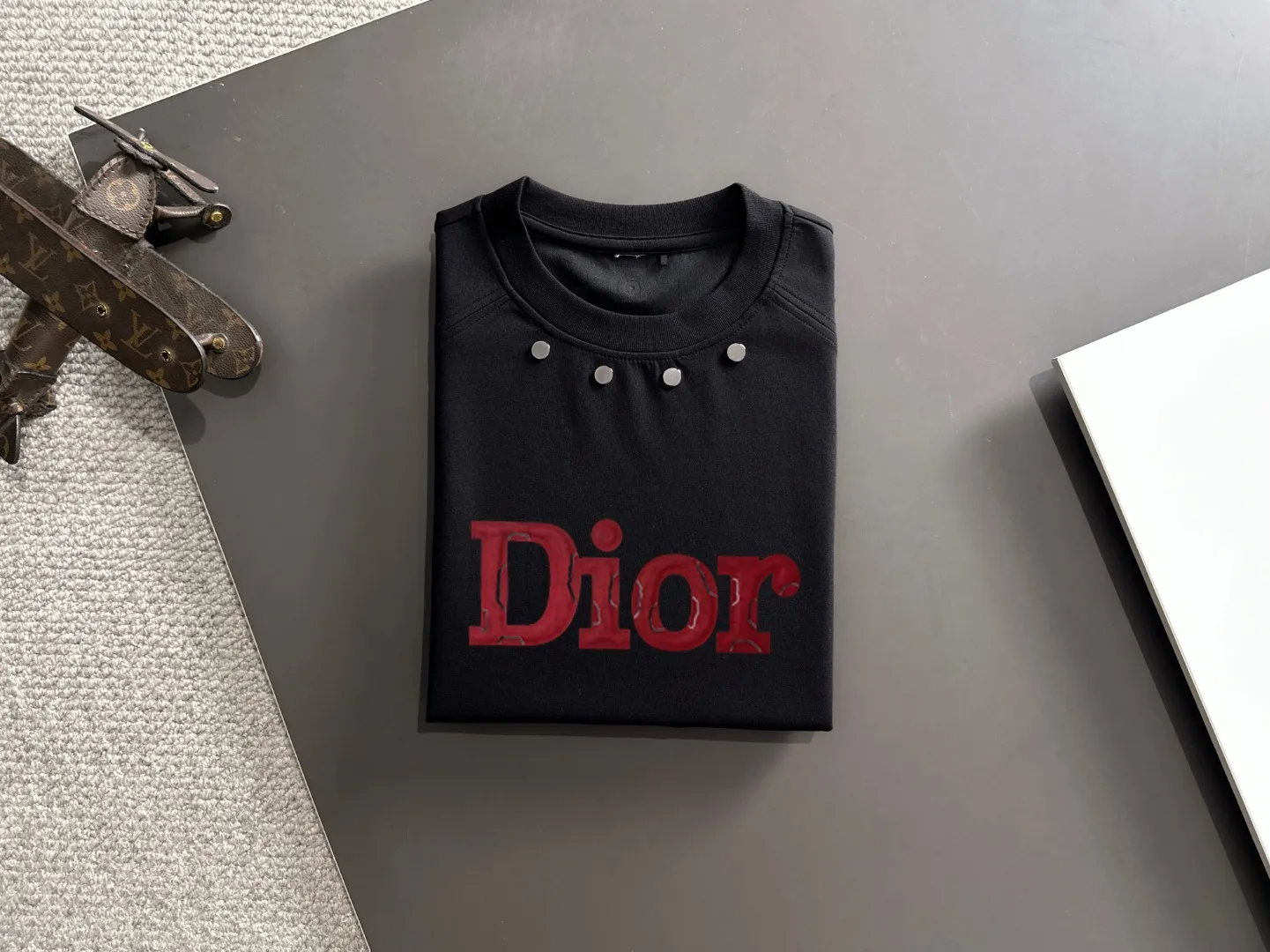 🅿️270 shipped next day Dior 2025 summer new style (top quality, differentiated currency) launches double yarn pure cotton fabric short sleeves, spring and summer catwalk style, personalized and exclusive style, same style for men and women, using imported custom-dyed fabrics, chain bottom back collar, fully shoulder-covering, no deformation or shrinkage when exposed to water, SIZE: M to 3XL