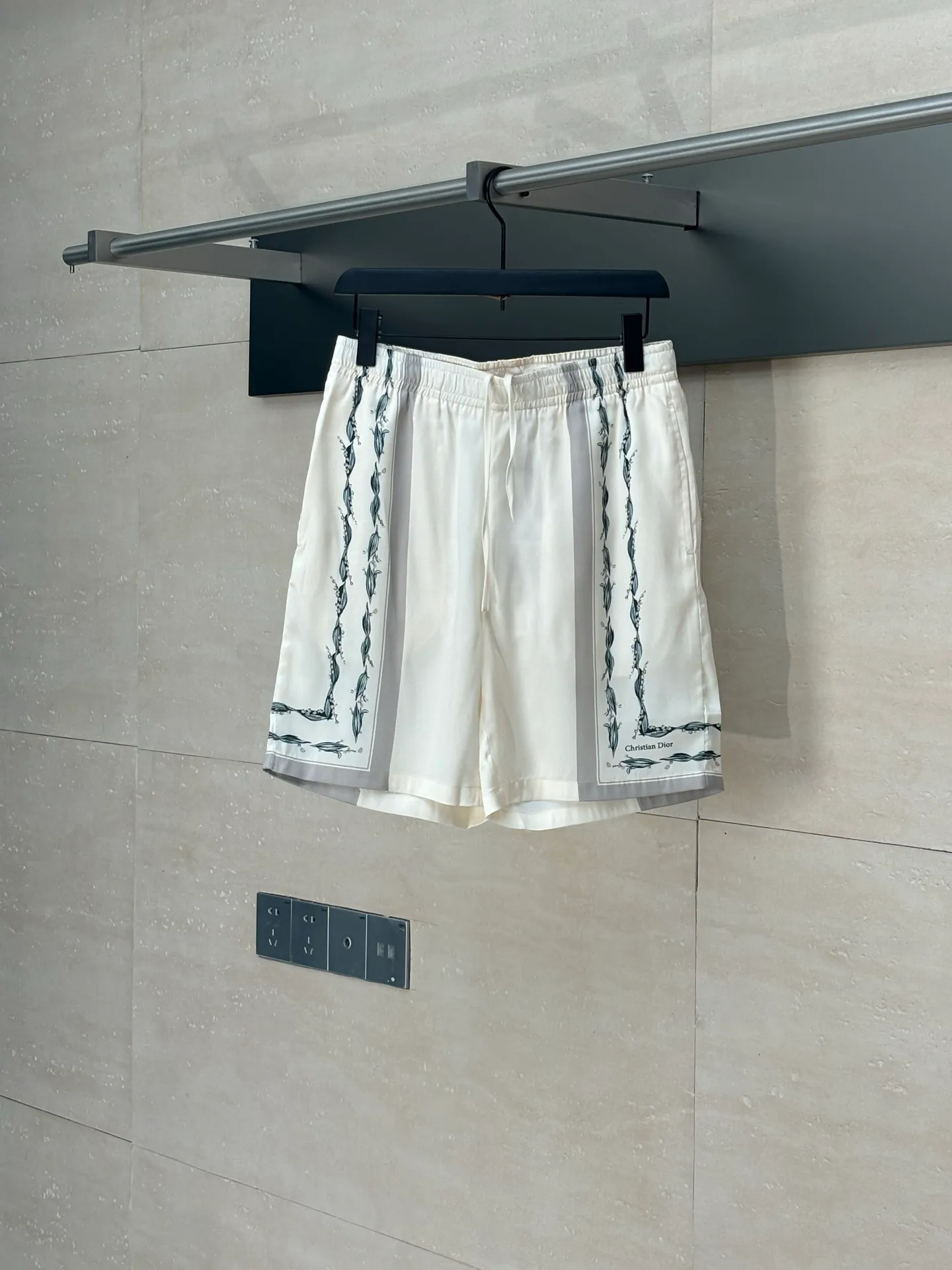 🅿️350 Dio*/Dior 25ss new lily of the valley shorts highlight the classic Cistian Couture logo and are embellished with lily of the valley patterns to pay tribute to Mr.’s love for flowers. Crafted from white mulberry silk twill fabric, it can be paired with the matching set for a classic look.  Size：S/M/L/XL