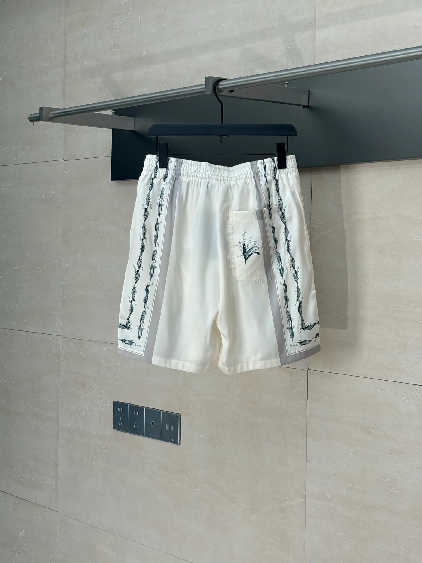 🅿️350 Dio*/Dior 25ss new lily of the valley shorts highlight the classic Cistian Couture logo and are embellished with lily of the valley patterns to pay tribute to Mr.’s love for flowers. Crafted from white mulberry silk twill fabric, it can be paired with the matching set for a classic look.  Size：S/M/L/XL