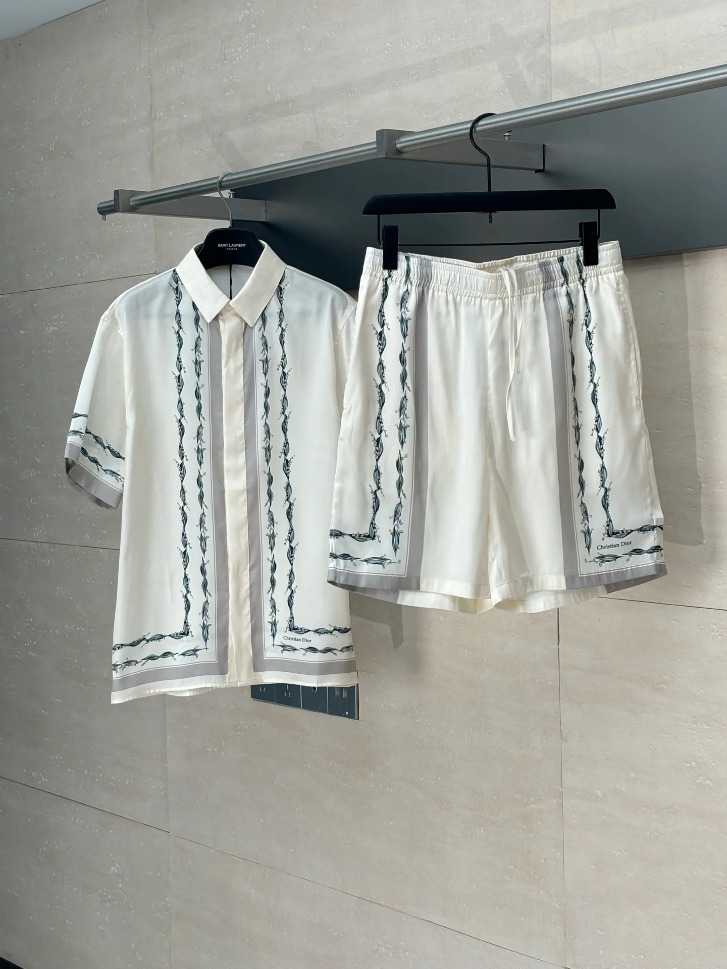 🅿️350 Dio*/Dior 25ss new lily of the valley shorts highlight the classic Cistian Couture logo and are embellished with lily of the valley patterns to pay tribute to Mr.’s love for flowers. Crafted from white mulberry silk twill fabric, it can be paired with the matching set for a classic look.  Size：S/M/L/XL