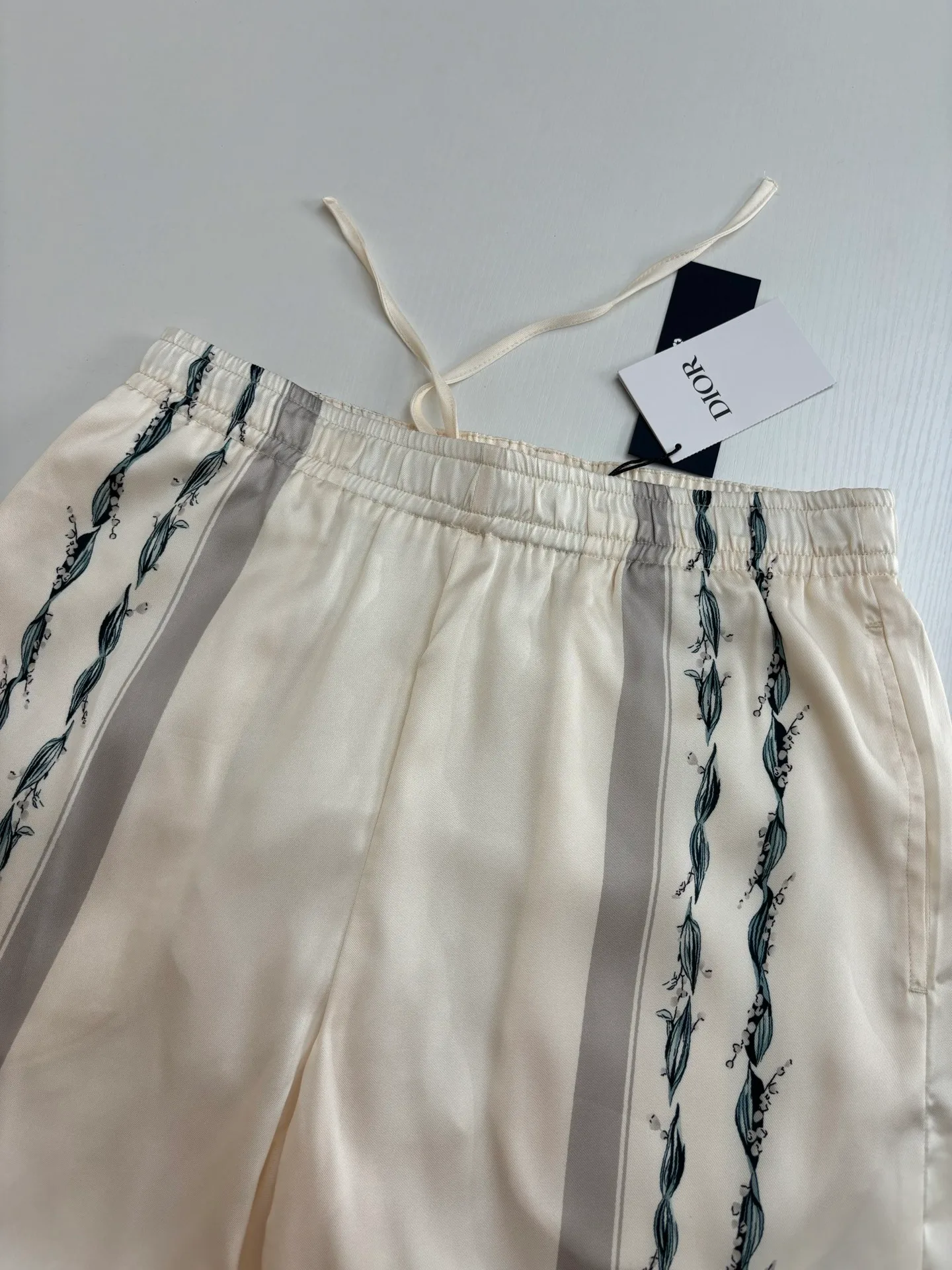 🅿️350 Dio*/Dior 25ss new lily of the valley shorts highlight the classic Cistian Couture logo and are embellished with lily of the valley patterns to pay tribute to Mr.’s love for flowers. Crafted from white mulberry silk twill fabric, it can be paired with the matching set for a classic look.  Size：S/M/L/XL