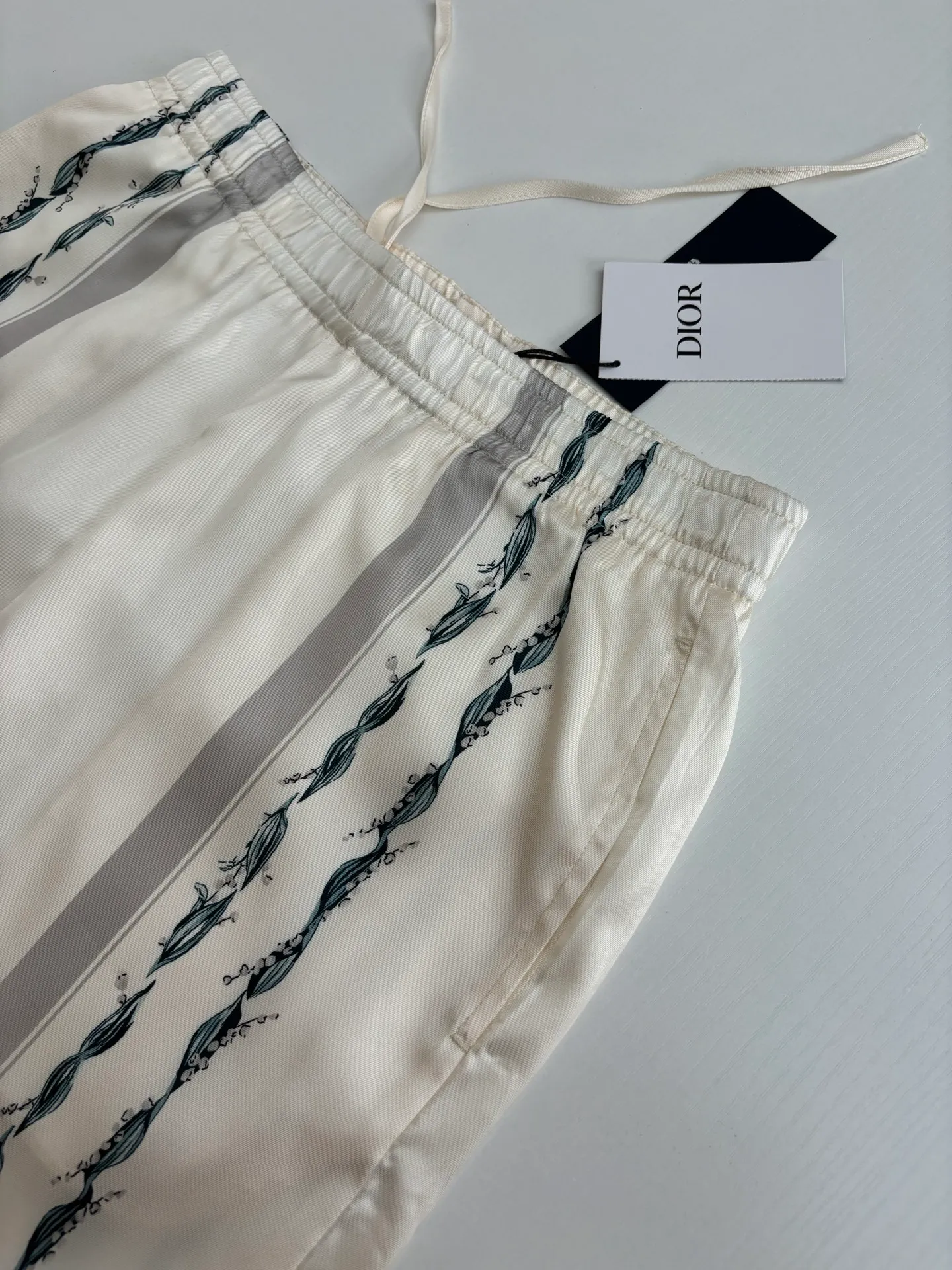 🅿️350 Dio*/Dior 25ss new lily of the valley shorts highlight the classic Cistian Couture logo and are embellished with lily of the valley patterns to pay tribute to Mr.’s love for flowers. Crafted from white mulberry silk twill fabric, it can be paired with the matching set for a classic look.  Size：S/M/L/XL