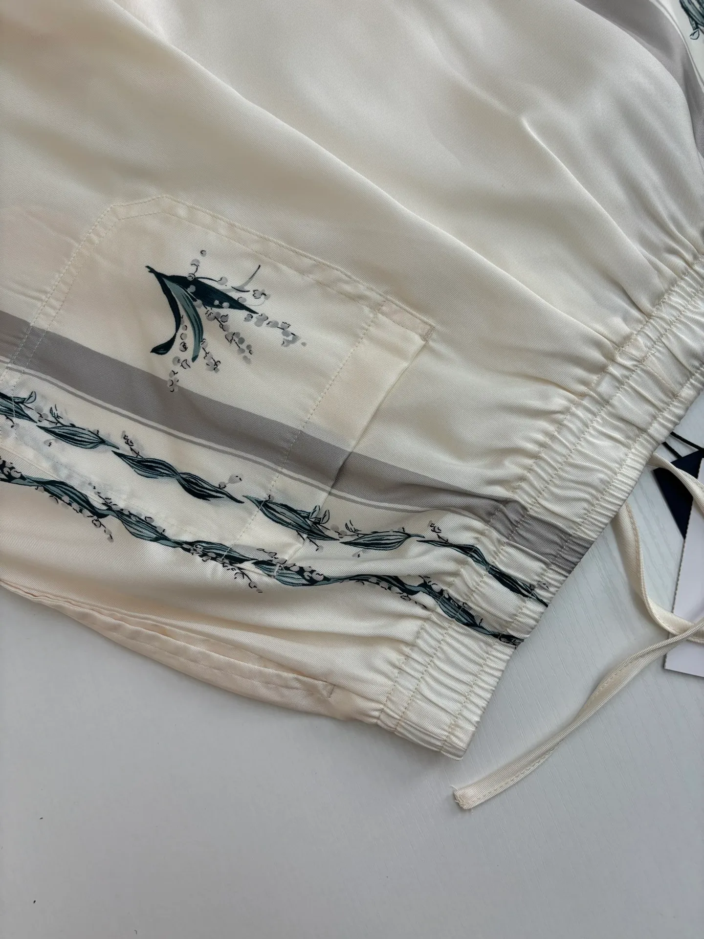 🅿️350 Dio*/Dior 25ss new lily of the valley shorts highlight the classic Cistian Couture logo and are embellished with lily of the valley patterns to pay tribute to Mr.’s love for flowers. Crafted from white mulberry silk twill fabric, it can be paired with the matching set for a classic look.  Size：S/M/L/XL