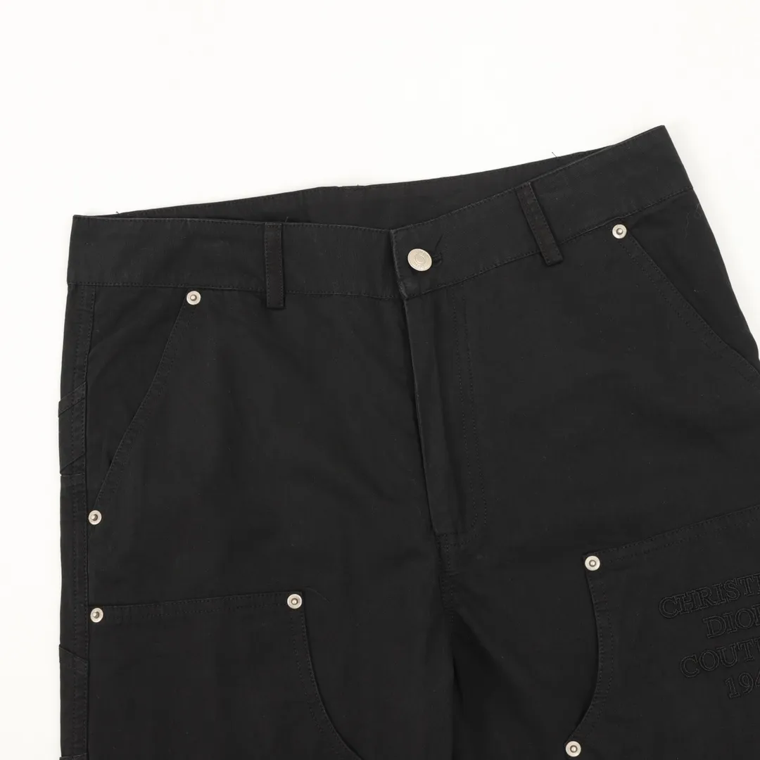 🅿️390 DIOR/Dior workwear letter embroidered trousers The fabric is made of custom-made canvas fabric, which is silky and super soft compared to the original. The strands of the fabric texture are clear and obvious, and the drape is first-class. The workmanship is exquisite and meets the foreign trade export standards. There are 4.5 stitches per centimeter. Every seam is pressed with open thread, and the wiring is as neat as a ruler. , Made of woven floral cotton ribbon, the weaving is tight and soft to the touch. The embroidery process uses Behringer embroidery machines, which makes the embroidery colors more full and the embroidery more three-dimensional. The upper body effect is good, the same style for men and women, simple and versatile, purchasing heavyweight items, feel free to compare the quality of any on the market! Size：XS-L