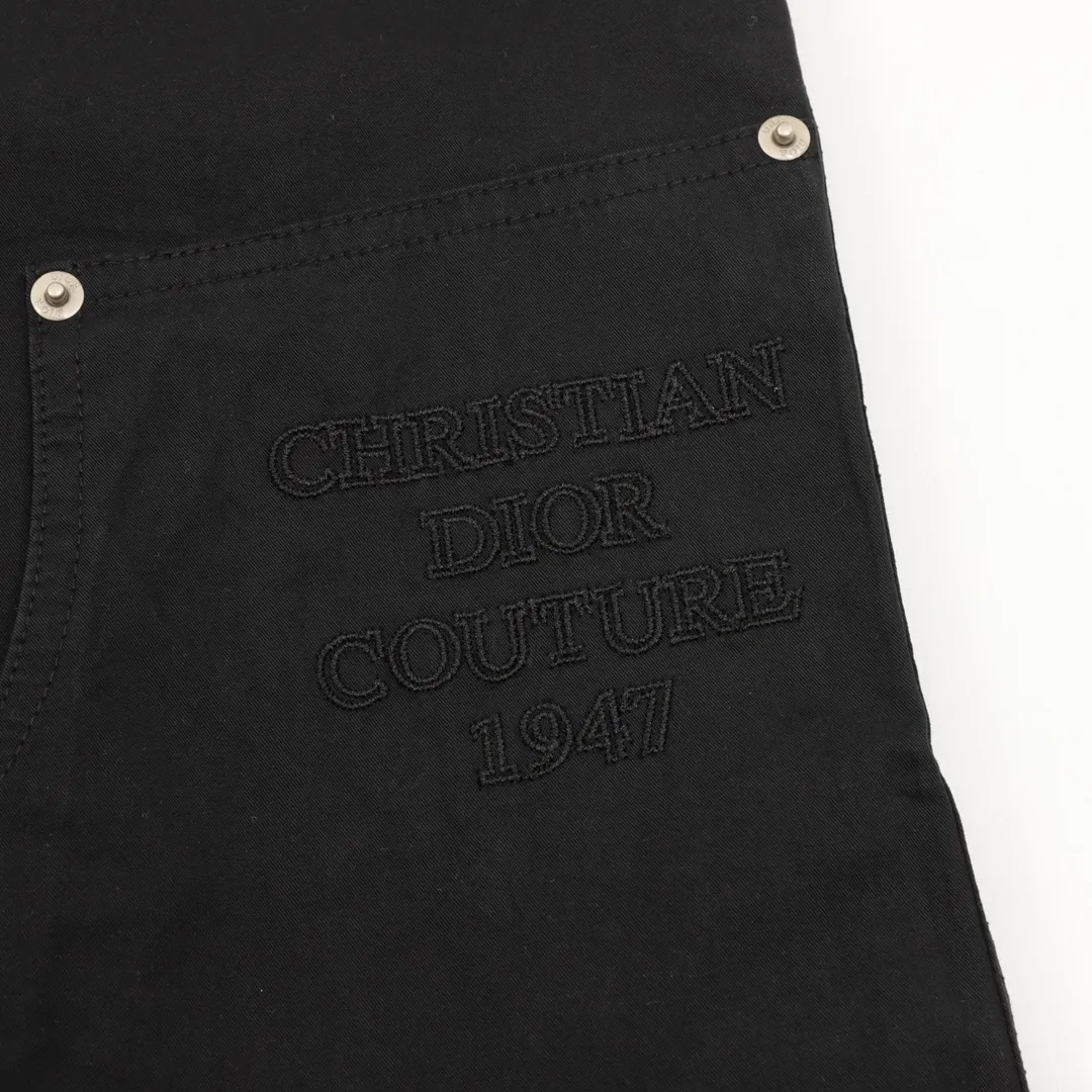 🅿️390 DIOR/Dior workwear letter embroidered trousers The fabric is made of custom-made canvas fabric, which is silky and super soft compared to the original. The strands of the fabric texture are clear and obvious, and the drape is first-class. The workmanship is exquisite and meets the foreign trade export standards. There are 4.5 stitches per centimeter. Every seam is pressed with open thread, and the wiring is as neat as a ruler. , Made of woven floral cotton ribbon, the weaving is tight and soft to the touch. The embroidery process uses Behringer embroidery machines, which makes the embroidery colors more full and the embroidery more three-dimensional. The upper body effect is good, the same style for men and women, simple and versatile, purchasing heavyweight items, feel free to compare the quality of any on the market! Size：XS-L