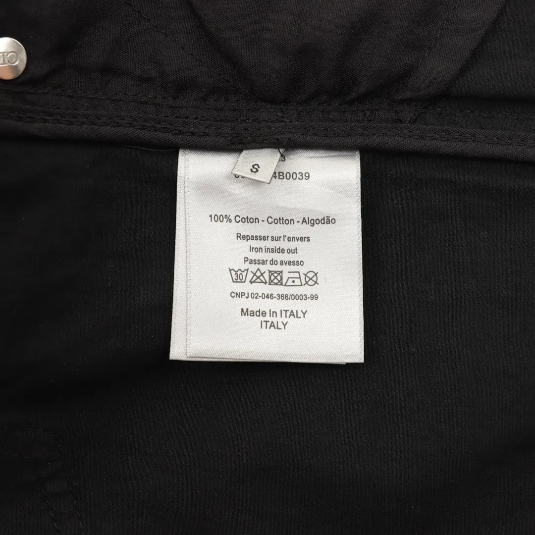 🅿️390 DIOR/Dior workwear letter embroidered trousers The fabric is made of custom-made canvas fabric, which is silky and super soft compared to the original. The strands of the fabric texture are clear and obvious, and the drape is first-class. The workmanship is exquisite and meets the foreign trade export standards. There are 4.5 stitches per centimeter. Every seam is pressed with open thread, and the wiring is as neat as a ruler. , Made of woven floral cotton ribbon, the weaving is tight and soft to the touch. The embroidery process uses Behringer embroidery machines, which makes the embroidery colors more full and the embroidery more three-dimensional. The upper body effect is good, the same style for men and women, simple and versatile, purchasing heavyweight items, feel free to compare the quality of any on the market! Size：XS-L