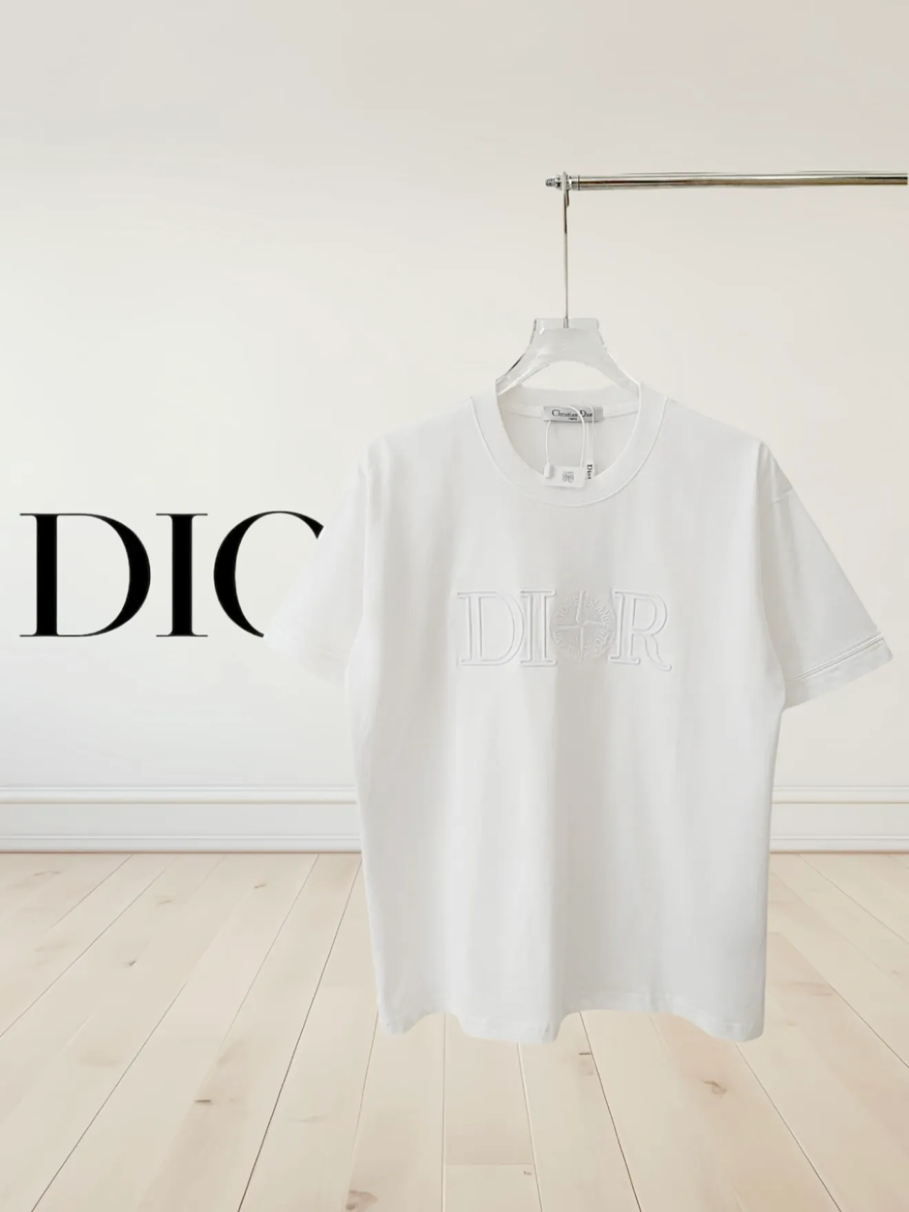 🅿️190 [Higher Version] Dior x Stone Island Dior x Stone Island joint embroidered short sleeves. The fabric is 32 counts, 280g, full of texture and soft to the touch. The process adopts imported machine embroidery technology. Advanced computer control system and precision mechanical components are used to realize the Dior Stone Island embroidery operation. High precision. The lines are smooth and delicate. The valley wave weaving process adjusts the knitting method of the front and rear continuous needle beds to create a horizontal convex effect on the surface of the knitted fabric. The fabric is washed and has a better hand feel. It is not easy to deform, shrink or fade. Maintain long-lasting beauty, complete with three standard styles for men and women. Color: black/white Size: S to xL